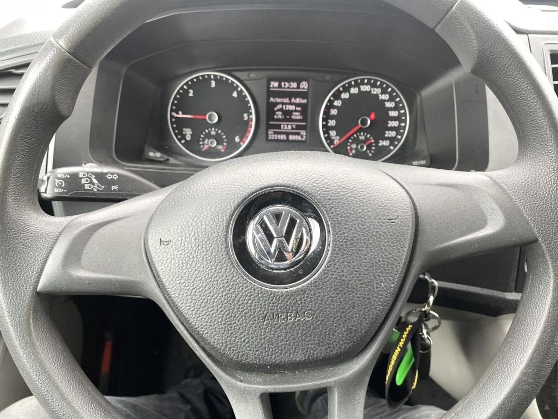 Foto 10 van Volkswagen 2.0TDI L2H1 Airco Navi Cruisecontrol Dubbele Schuifdeur Trekhaak