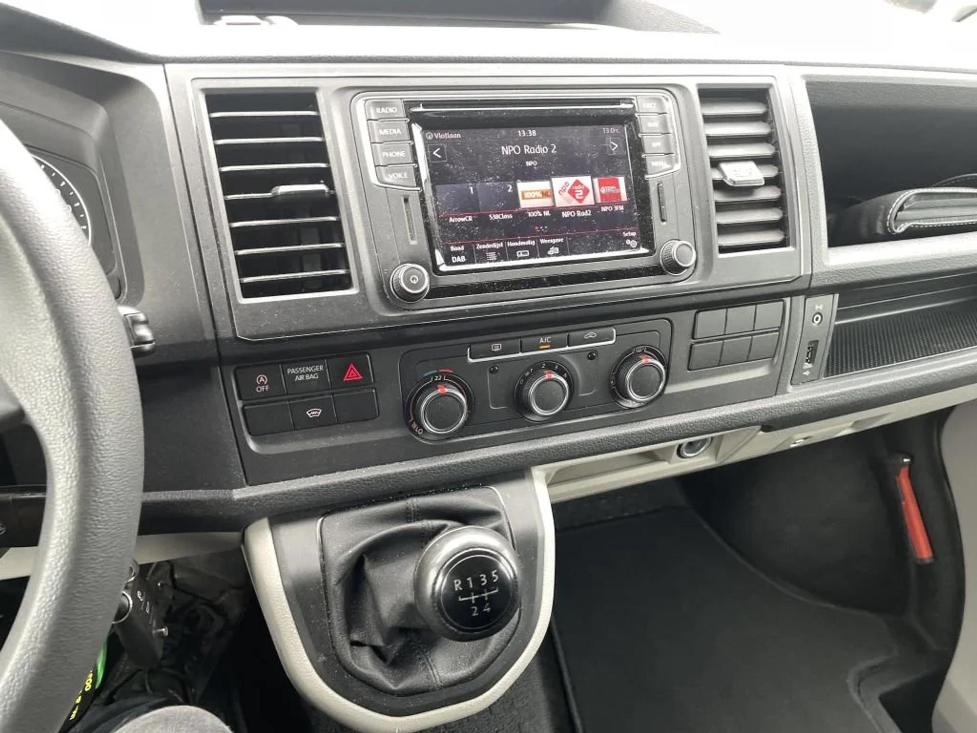 Foto 12 van Volkswagen 2.0TDI L2H1 Airco Navi Cruisecontrol Dubbele Schuifdeur Trekhaak