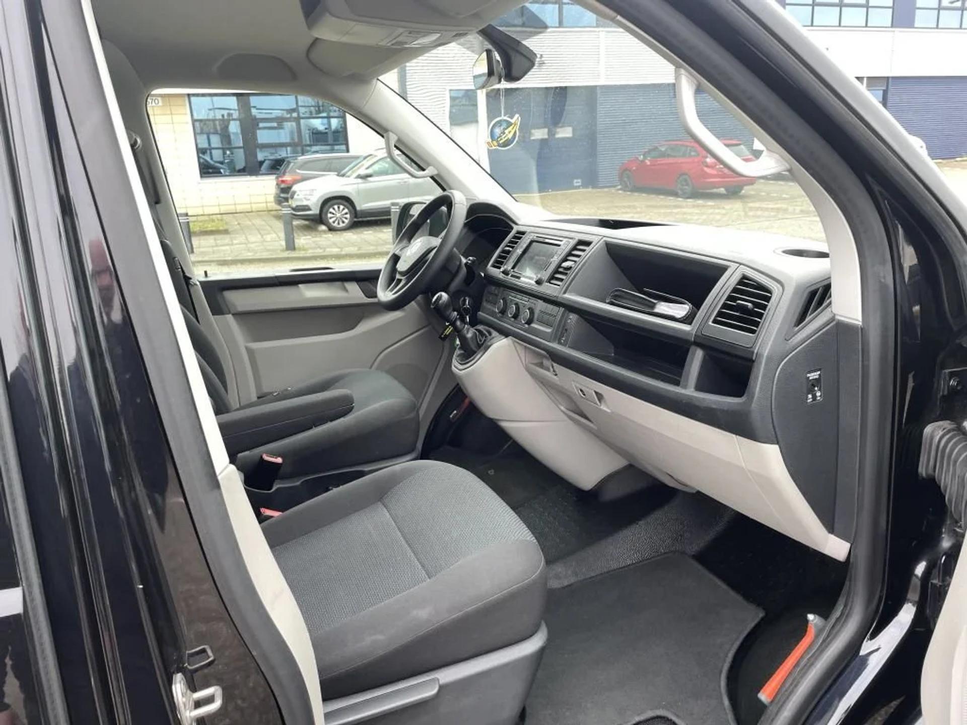 Foto 3 van Volkswagen 2.0TDI L2H1 Airco Navi Cruisecontrol Dubbele Schuifdeur Trekhaak