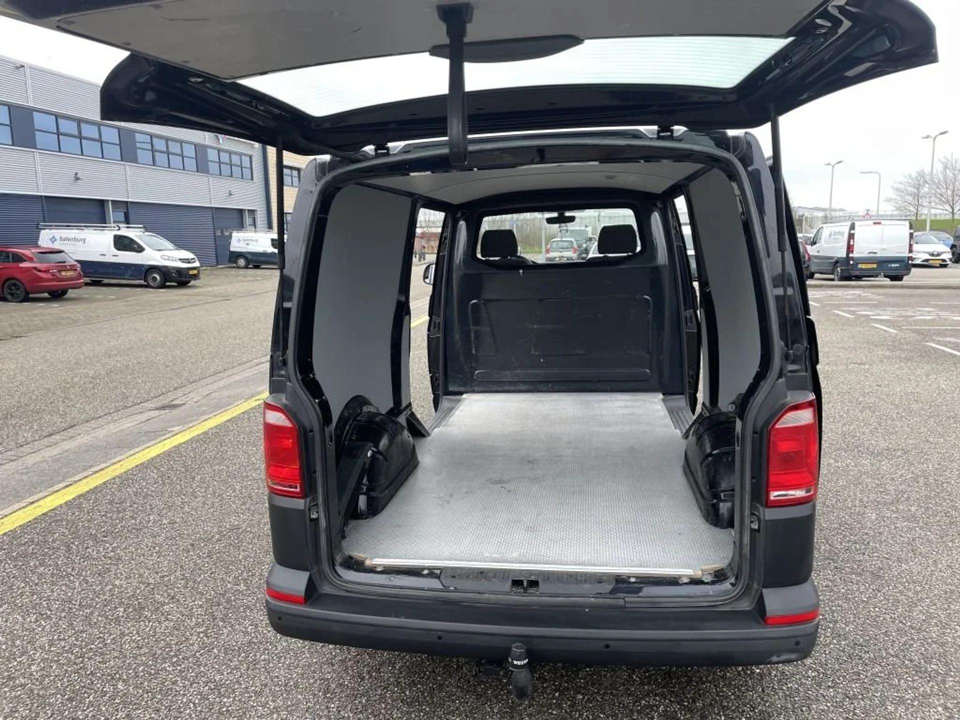 Foto 7 van Volkswagen 2.0TDI L2H1 Airco Navi Cruisecontrol Dubbele Schuifdeur Trekhaak