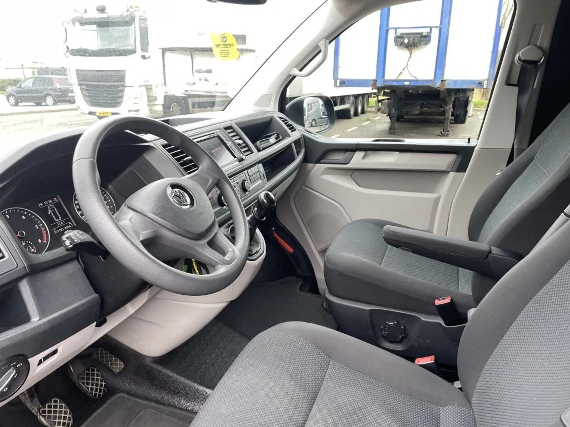 Foto 9 van Volkswagen 2.0TDI L2H1 Airco Navi Cruisecontrol Dubbele Schuifdeur Trekhaak