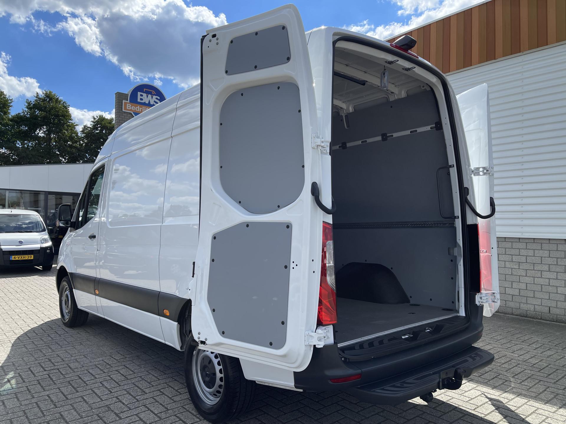 Foto 12 van Mercedes-Benz Sprinter 317 1.9 CDI 170pk L2H2 / rijklaar € 39.950 ex btw / lease vanaf € 816