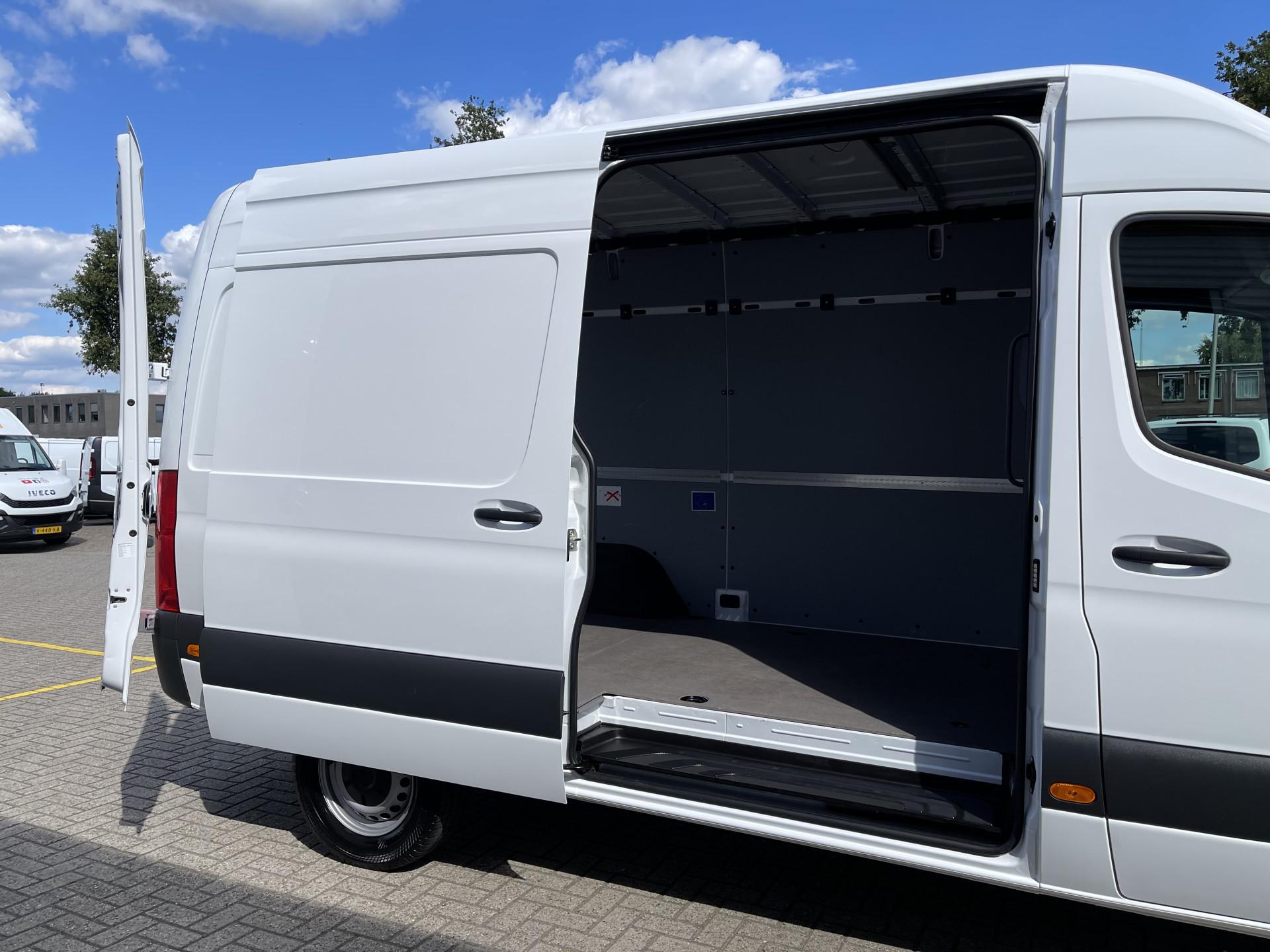 Foto 16 van Mercedes-Benz Sprinter 317 1.9 CDI 170pk L2H2 / rijklaar € 39.950 ex btw / lease vanaf € 816