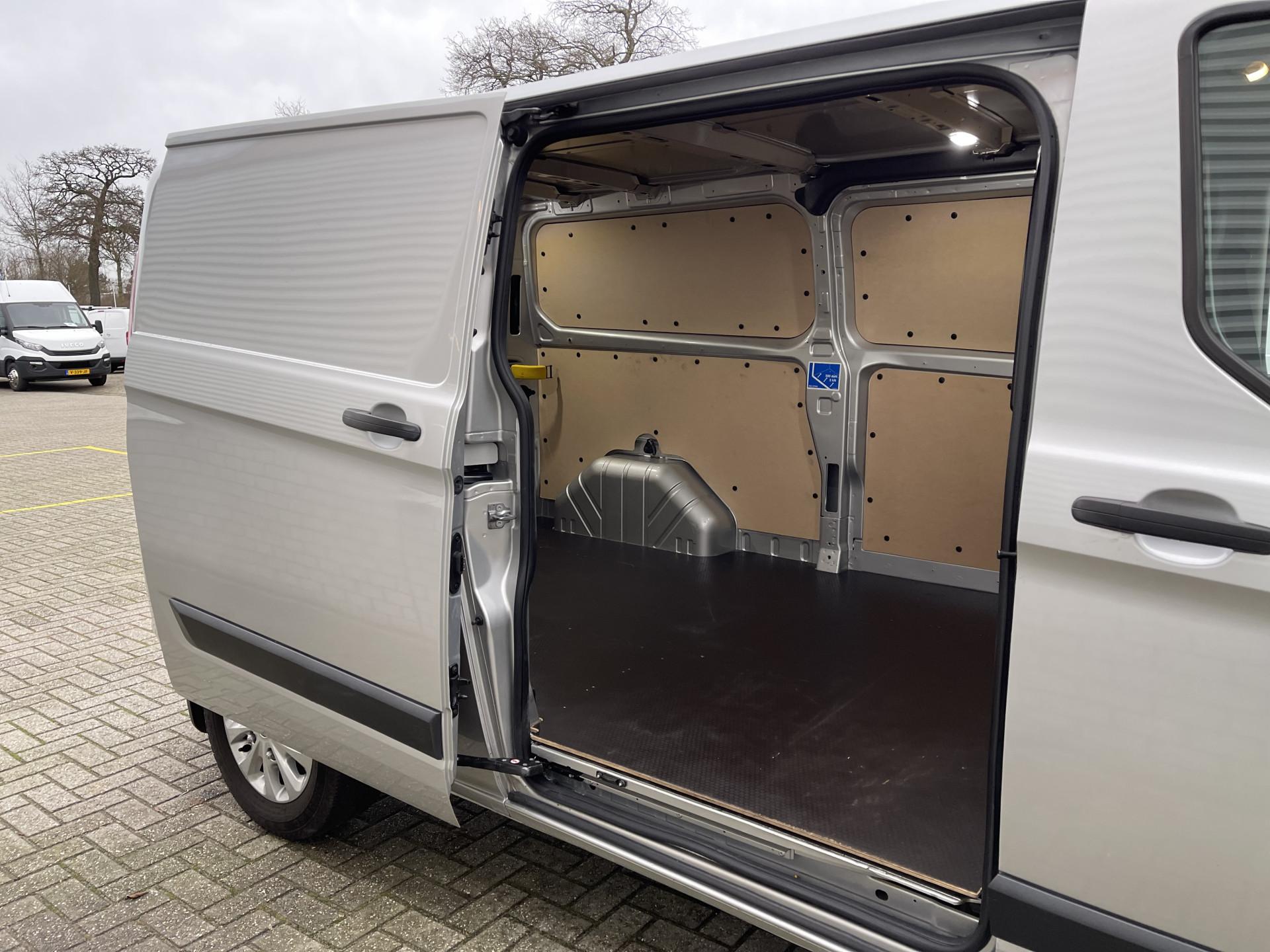 Foto 14 van Ford Transit Custom 320 2.0 TDCI 130pk automaat L2H1 Trend / rijklaar € 18.950 ex btw