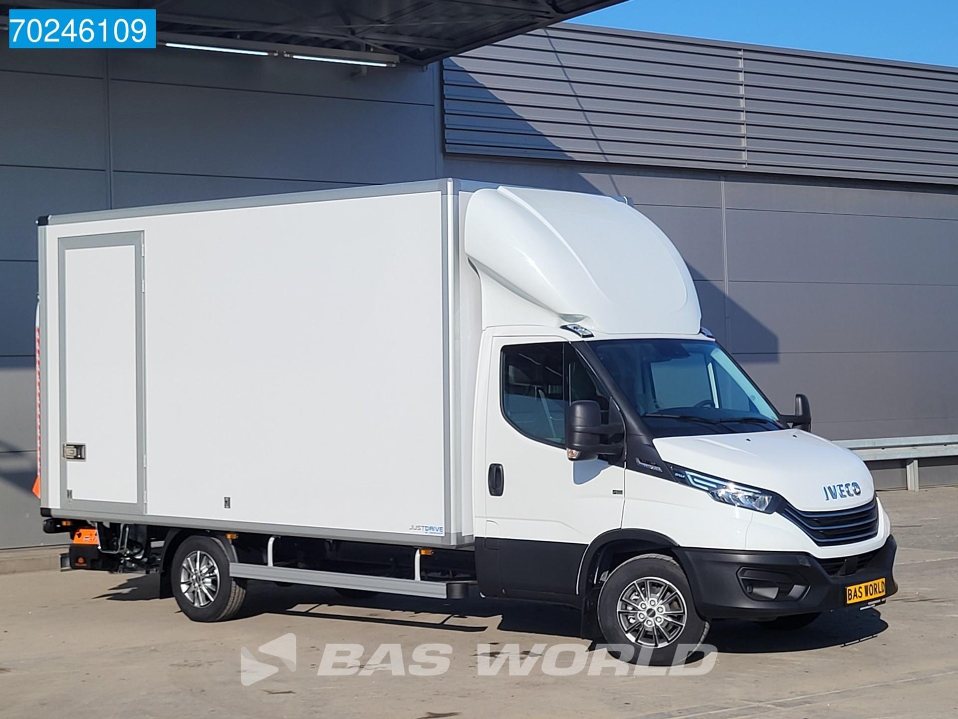 Foto 5 van Iveco 35S18 3.0L Automaat Laadklep ACC Navi Airco Zijdeur Bakwagen Meubelbak Koffer 21m3 Airco