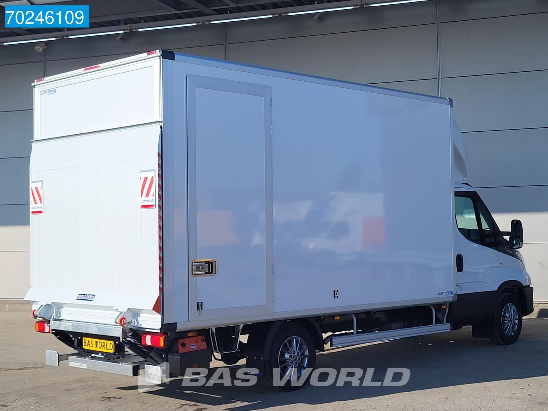 Foto 6 van Iveco 35S18 3.0L Automaat Laadklep ACC Navi Airco Zijdeur Bakwagen Meubelbak Koffer 21m3 Airco