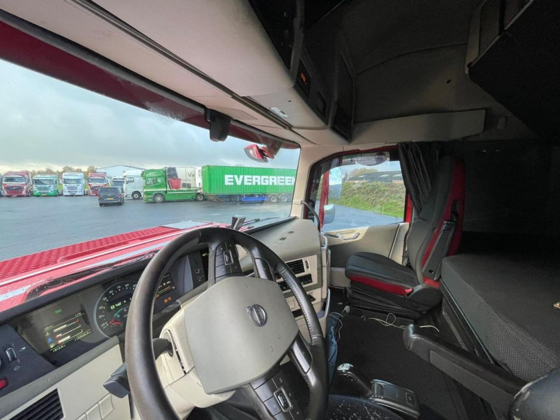 Foto 18 van Volvo FH 13.500XL, ALU RIMS, I-PARK COOL, LEATHER, NL TRUCK.