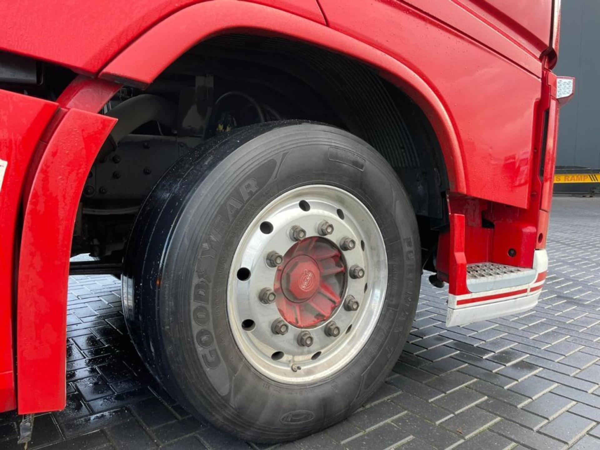 Foto 8 van Volvo FH 13.500XL, ALU RIMS, I-PARK COOL, LEATHER, NL TRUCK.