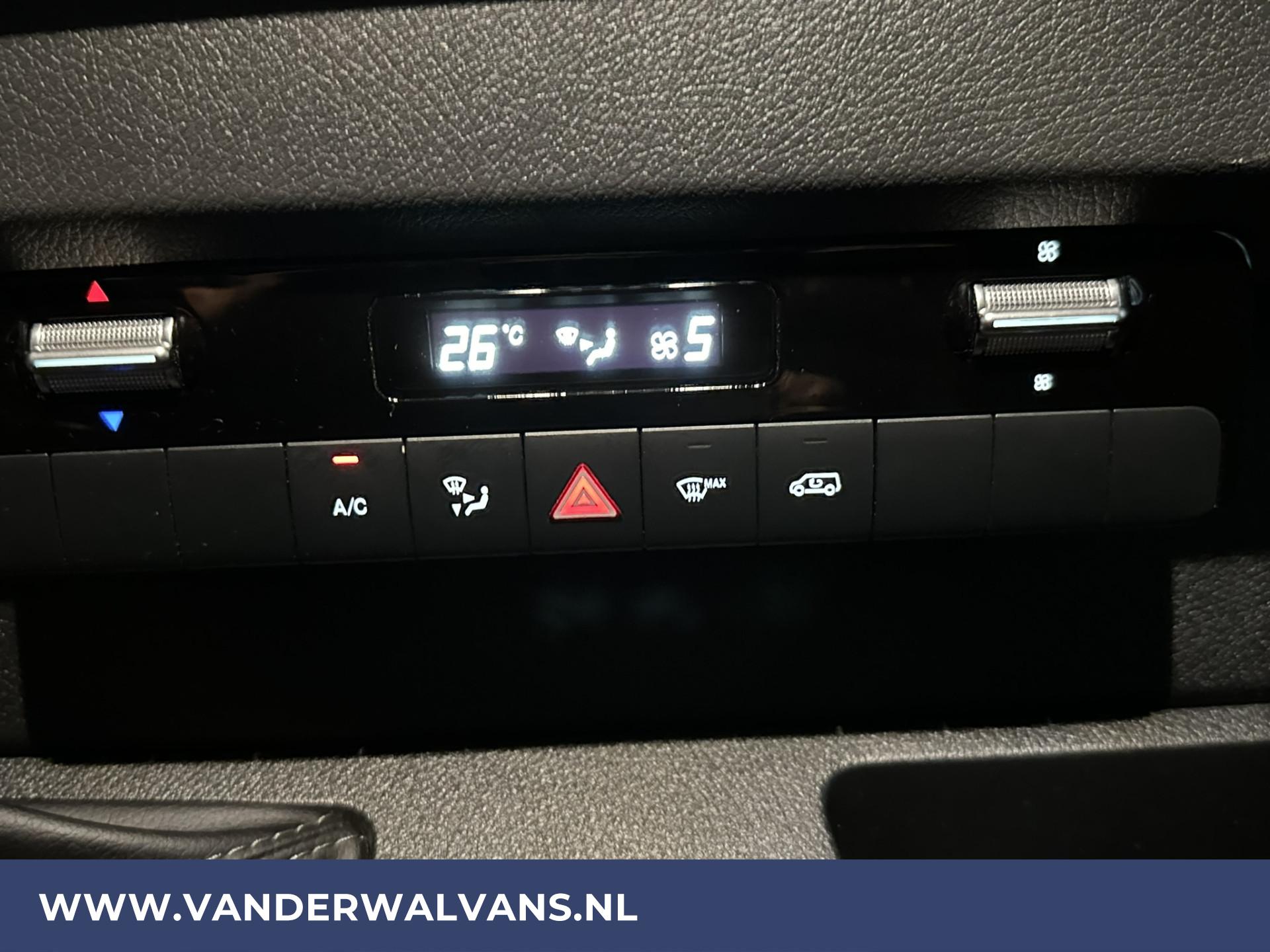 Foto 6 van Mercedes-Benz 317 CDI 170pk L3H2 Euro6 Airco | Camera | Chauffeursstoel | Stoelverwarming, MBUX