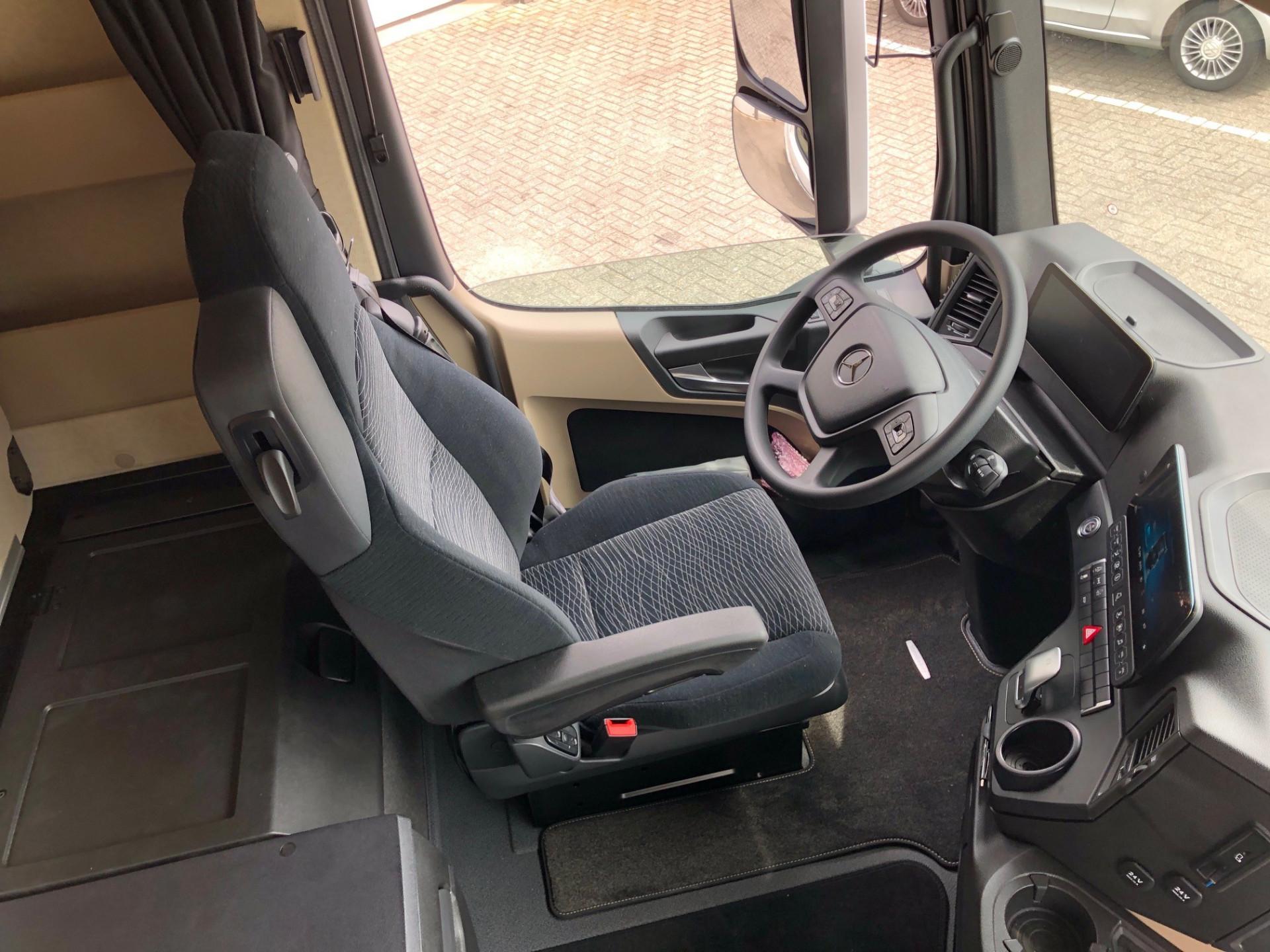 Foto 3 van Mercedes-Benz Actros 1942 GigaSpace / Skirts / 183dkm!!