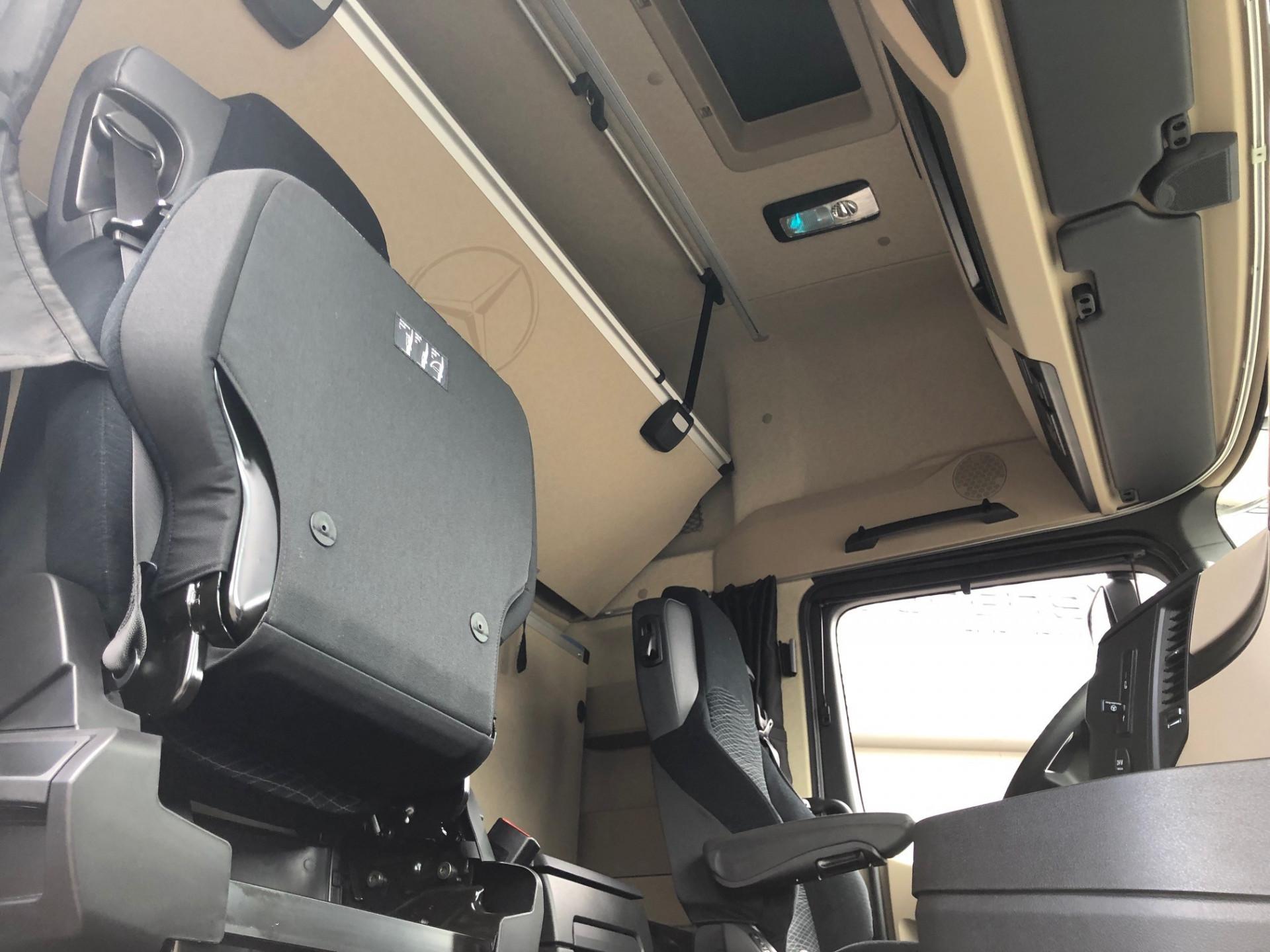 Foto 6 van Mercedes-Benz Actros 1942 GigaSpace / Skirts / 183dkm!!