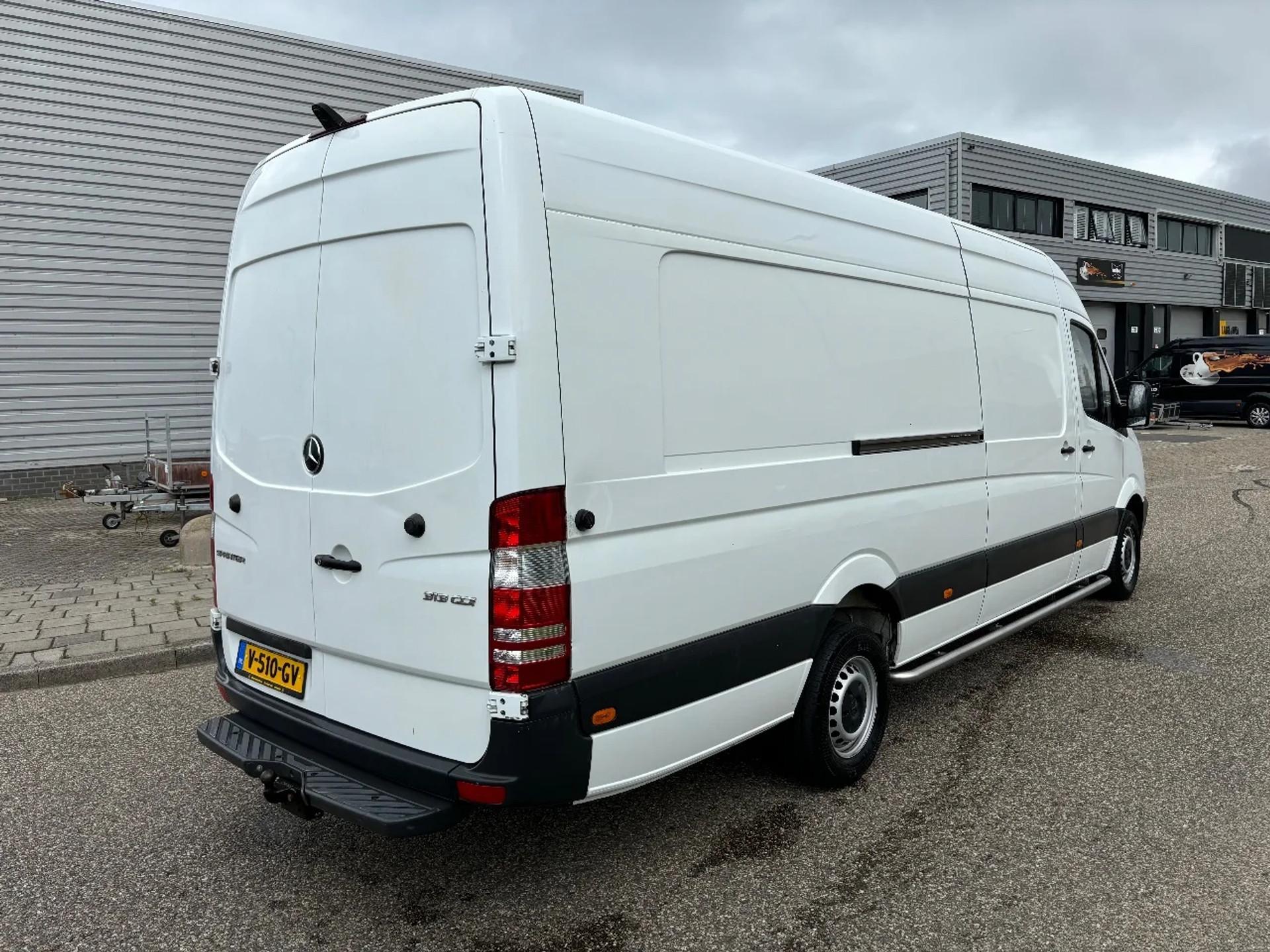 Foto 4 van Mercedes-Benz 313CDI L4H2 Airco Trekhaak 270 Graden Deuren