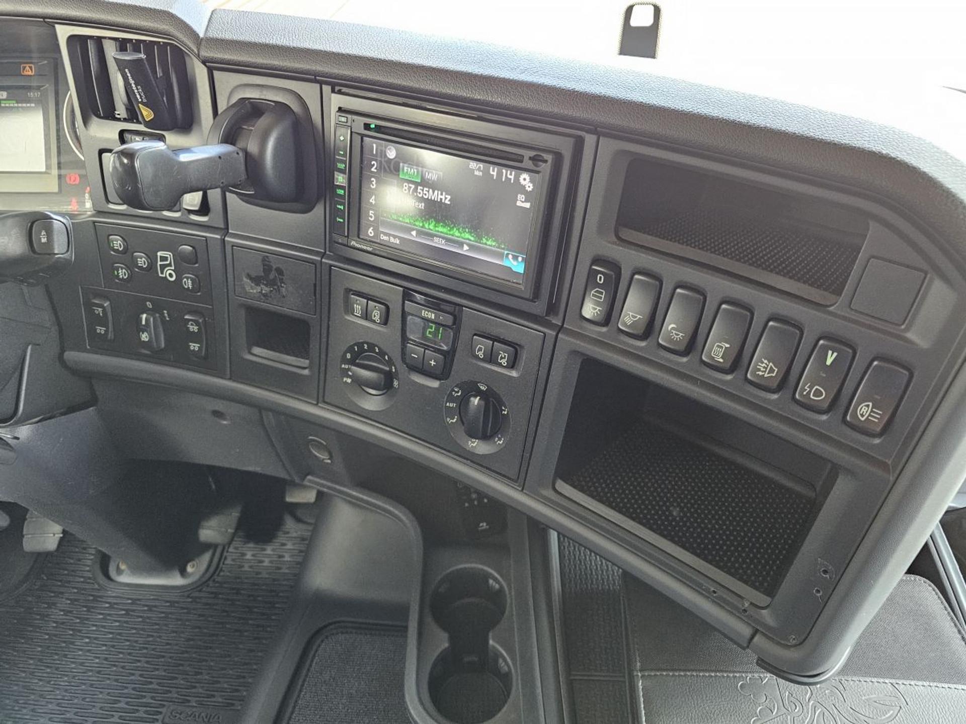 Foto 13 van Scania R450 8x2 / CONTAINER SYSTEM / RETARDER