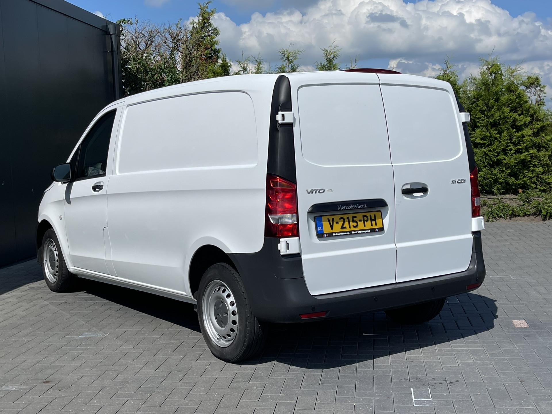 Foto 4 van Mercedes-Benz 111 CDI 115 PK / L1H1 / 1e EIG. / AIRCO / INRICHTING / BIJRIJDERSBANK / PDC