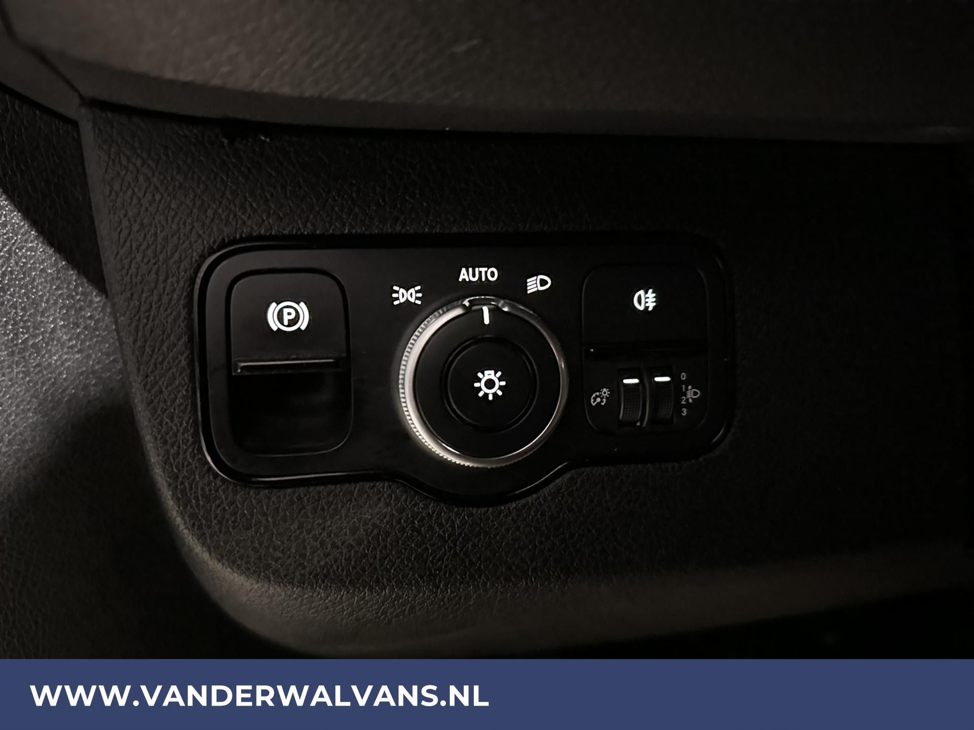 Foto 19 van Mercedes-Benz Sprinter 317 CDI 170pk L3H2 Euro6 Airco | Camera | 3500kg Trekhaak | Apple Carplay
