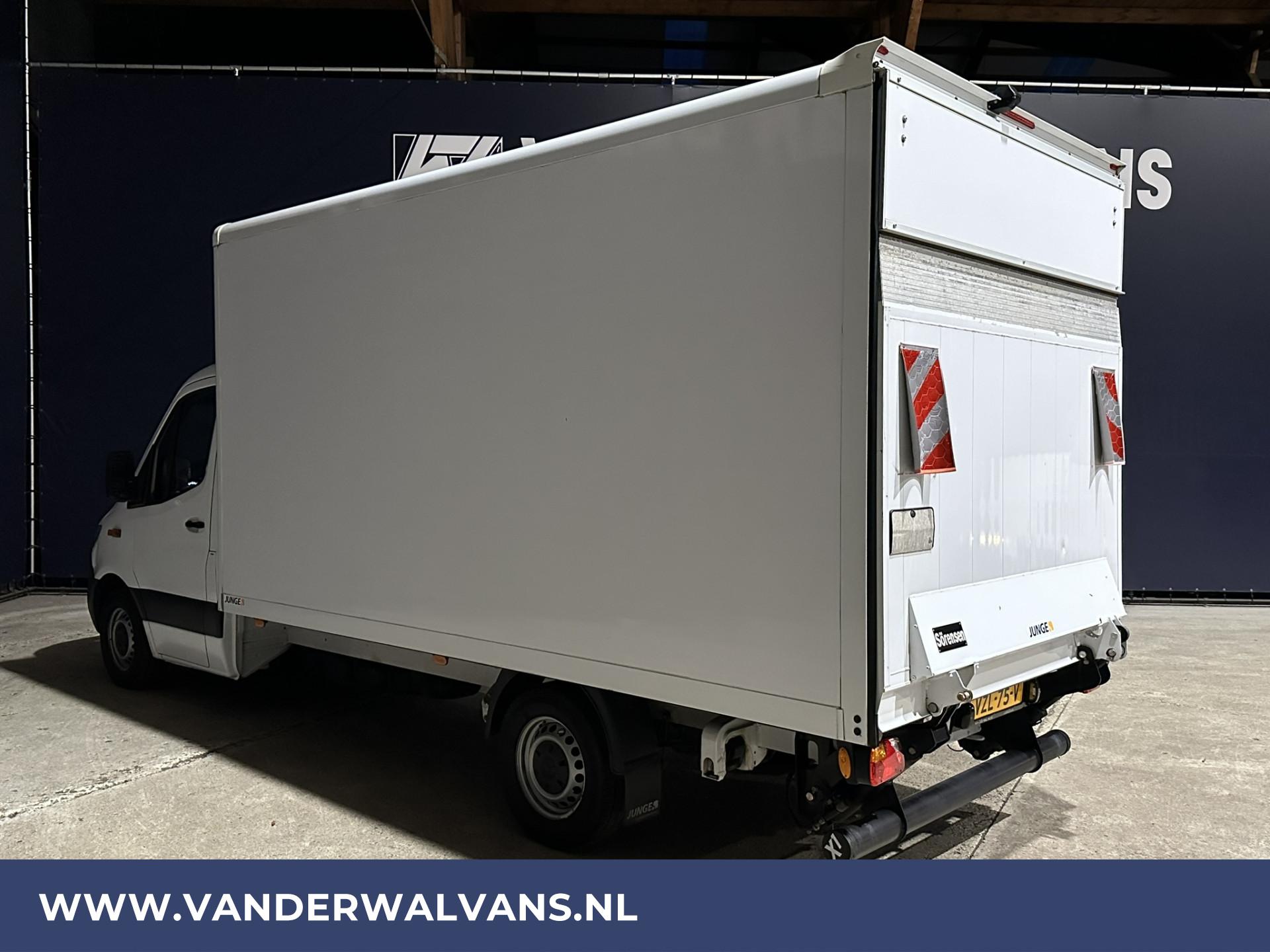 Foto 2 van Mercedes-Benz Sprinter 316 CDI 163pk Bakwagen Laadklep Euro6 Airco | Zijdeur | Camera | Apple Carplay