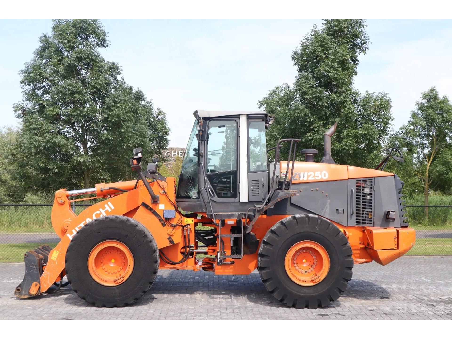 Foto 1 van Hitachi ZW250 | HYDR. QUICK COUPLER | GOOD TIRES | AIRCO