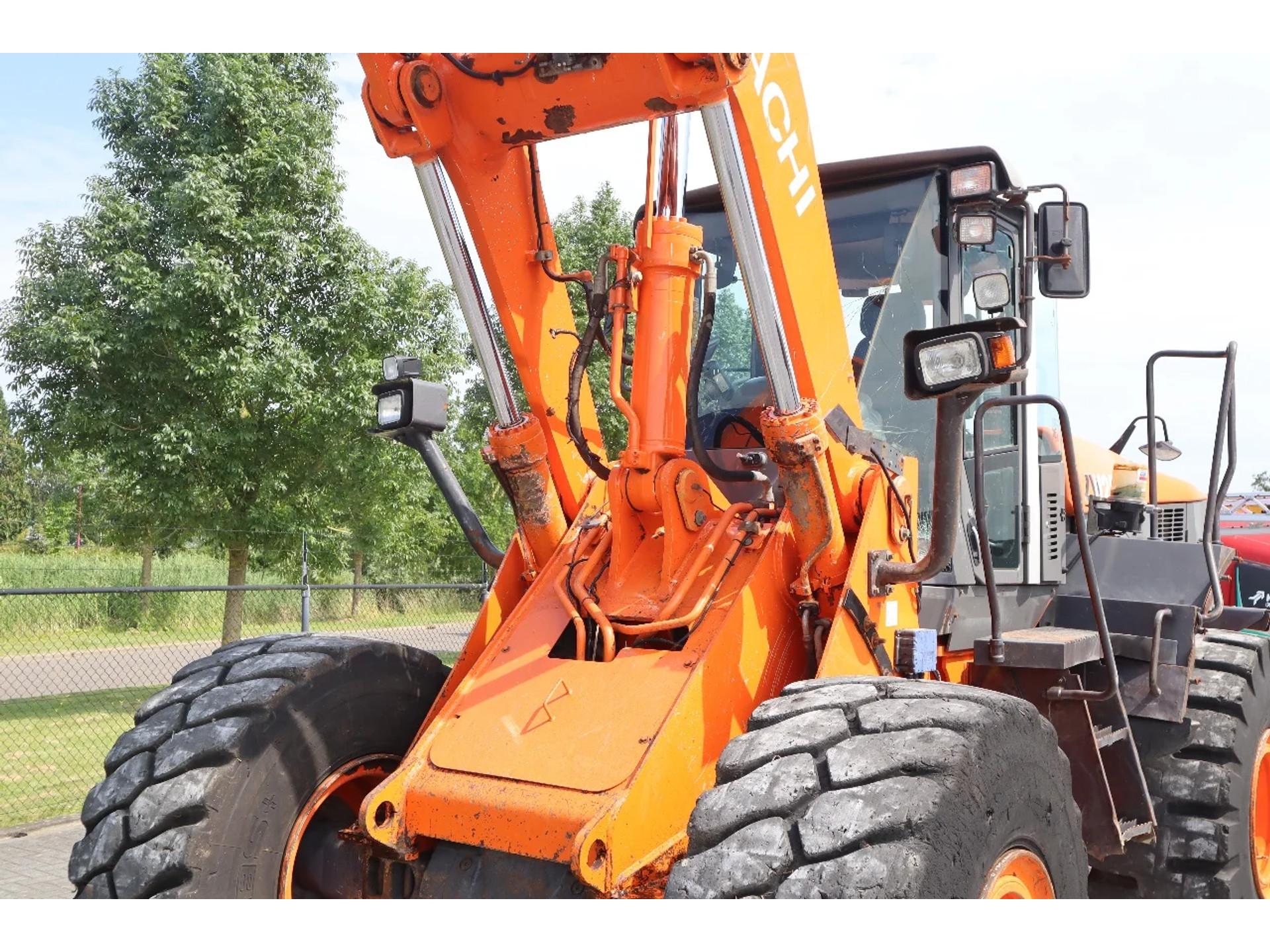 Foto 10 van Hitachi ZW250 | HYDR. QUICK COUPLER | GOOD TIRES | AIRCO