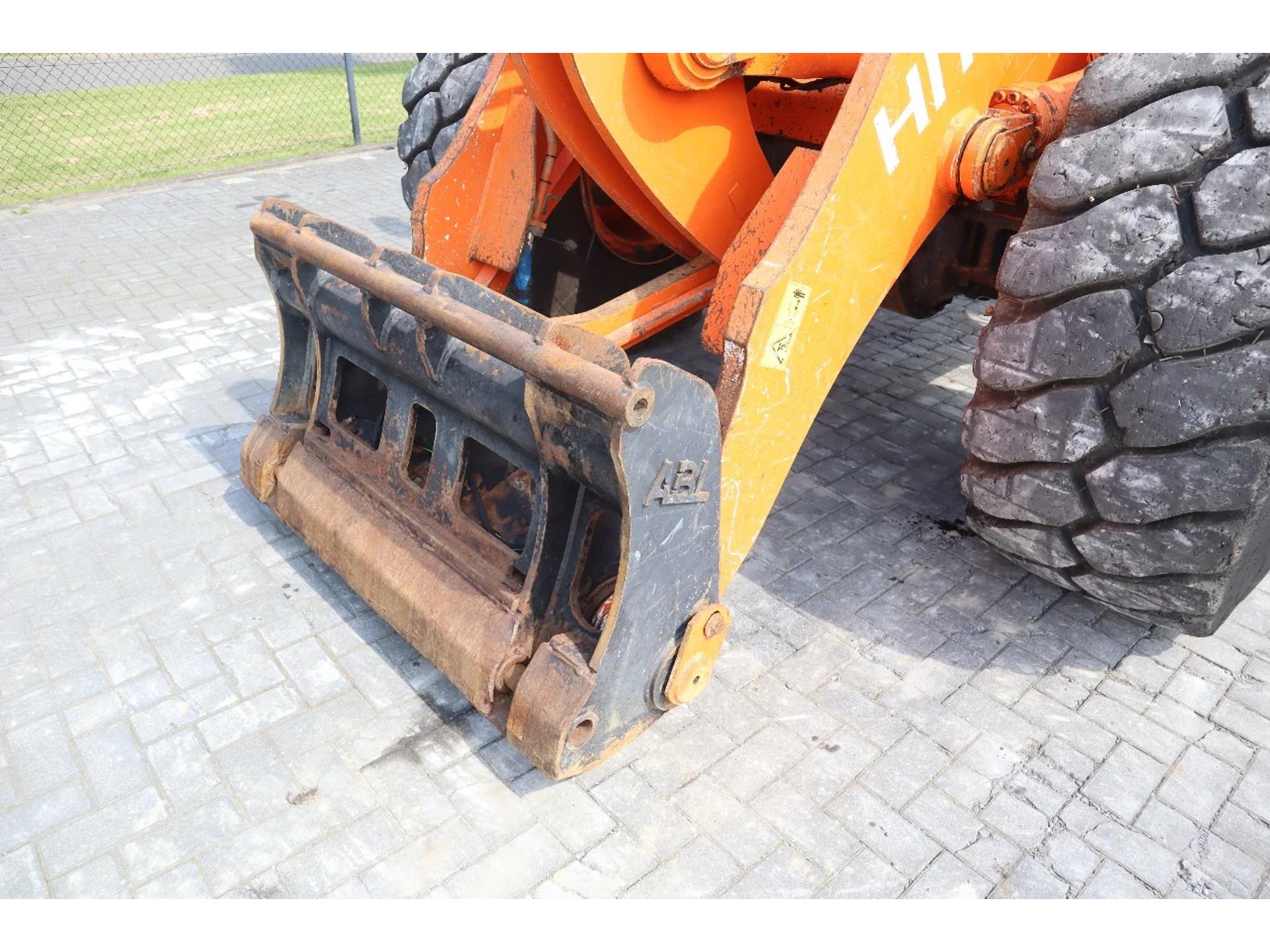 Foto 11 van Hitachi ZW250 | HYDR. QUICK COUPLER | GOOD TIRES | AIRCO