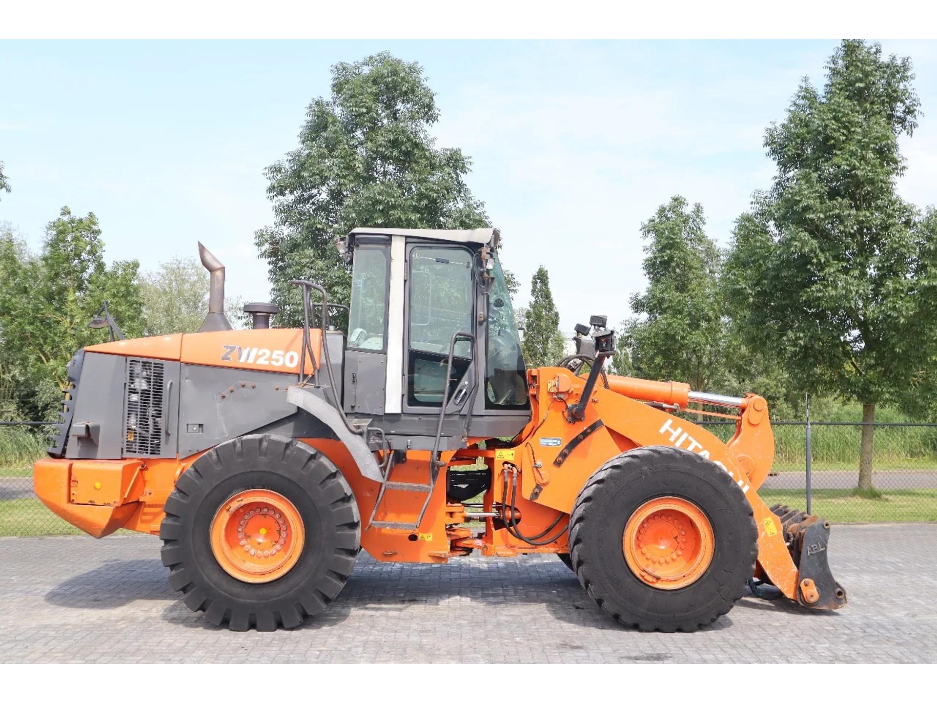 Foto 4 van Hitachi ZW250 | HYDR. QUICK COUPLER | GOOD TIRES | AIRCO