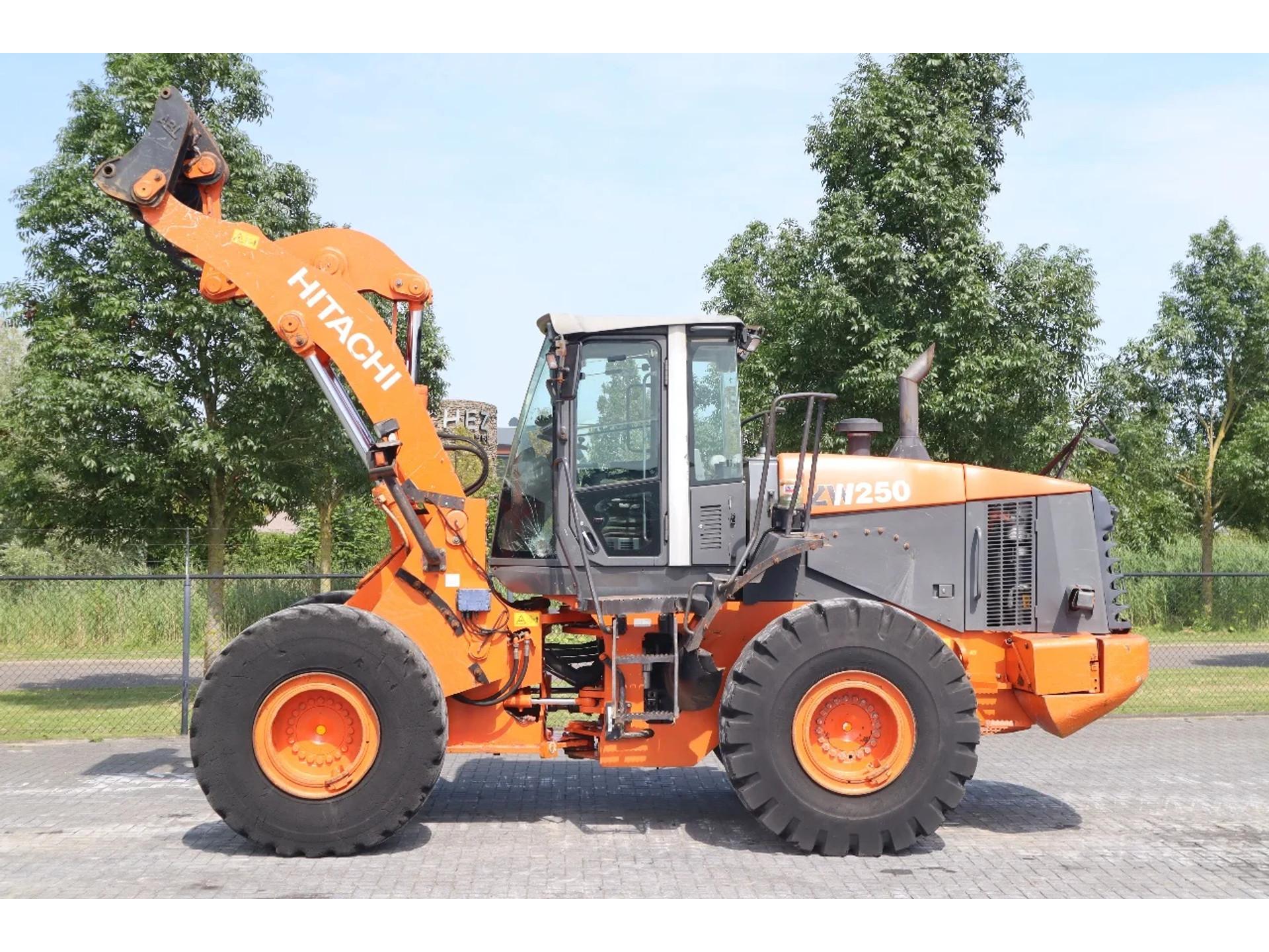 Foto 7 van Hitachi ZW250 | HYDR. QUICK COUPLER | GOOD TIRES | AIRCO