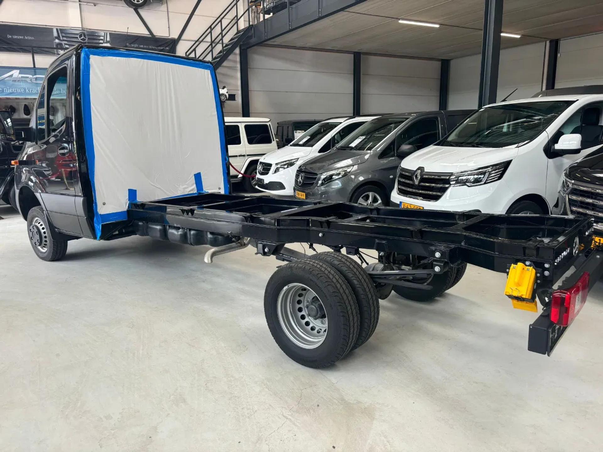 Foto 5 van Mercedes-Benz 519CDI 4X4 CHASSIS CABINE Automaat Airco Navi Xenon 4.32 WIEL BASIS NIEUW