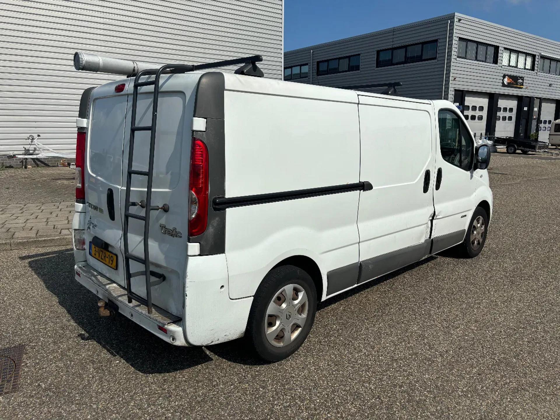 Foto 4 van Renault 2.0DCI L2H1 Airco Cruisecontrol Trekhaak Dubbele Schuifdeur