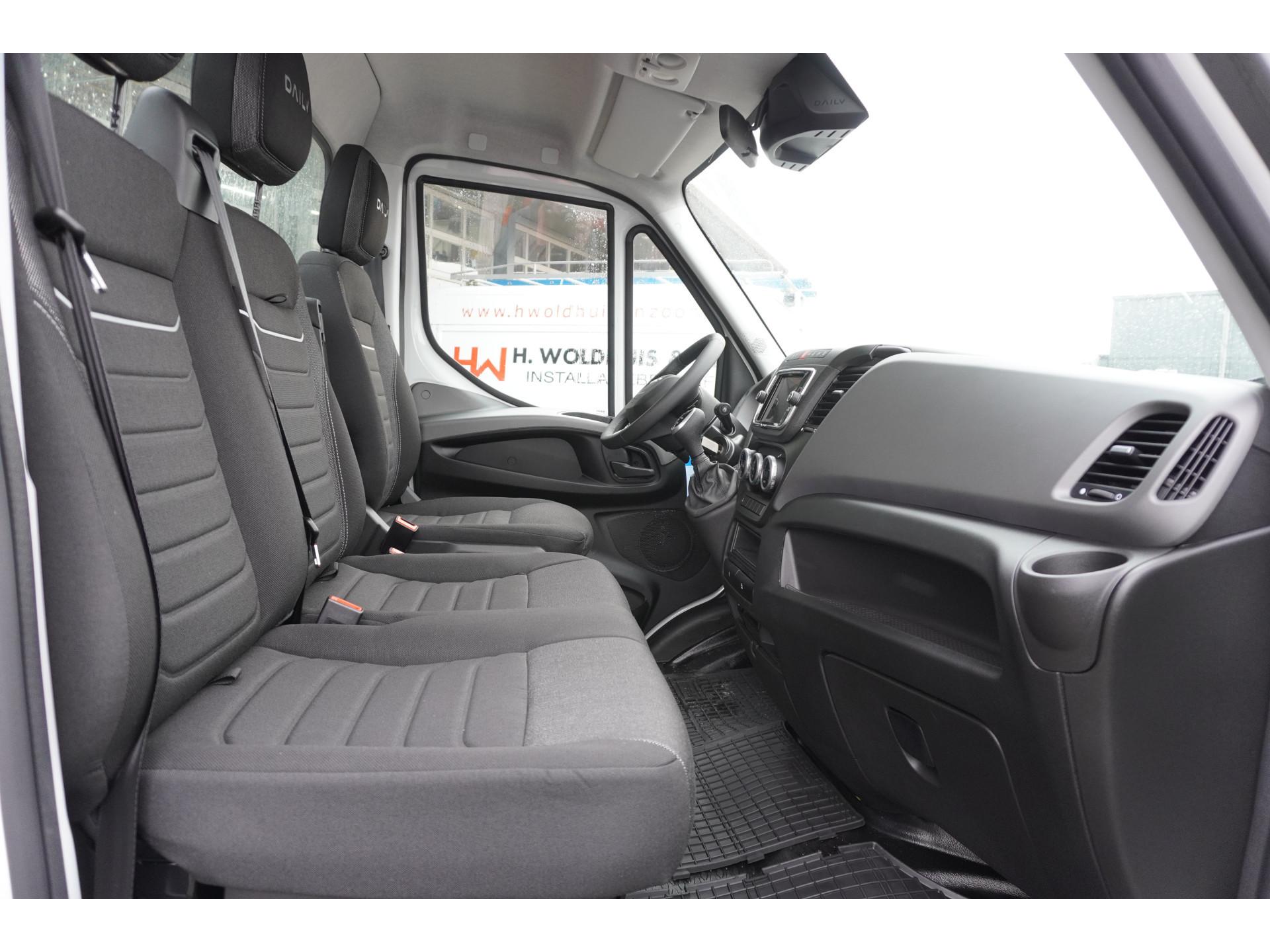 Foto 11 van Iveco Daily Chassis Cabine 35C18 3.0 176PK 410 Automaat