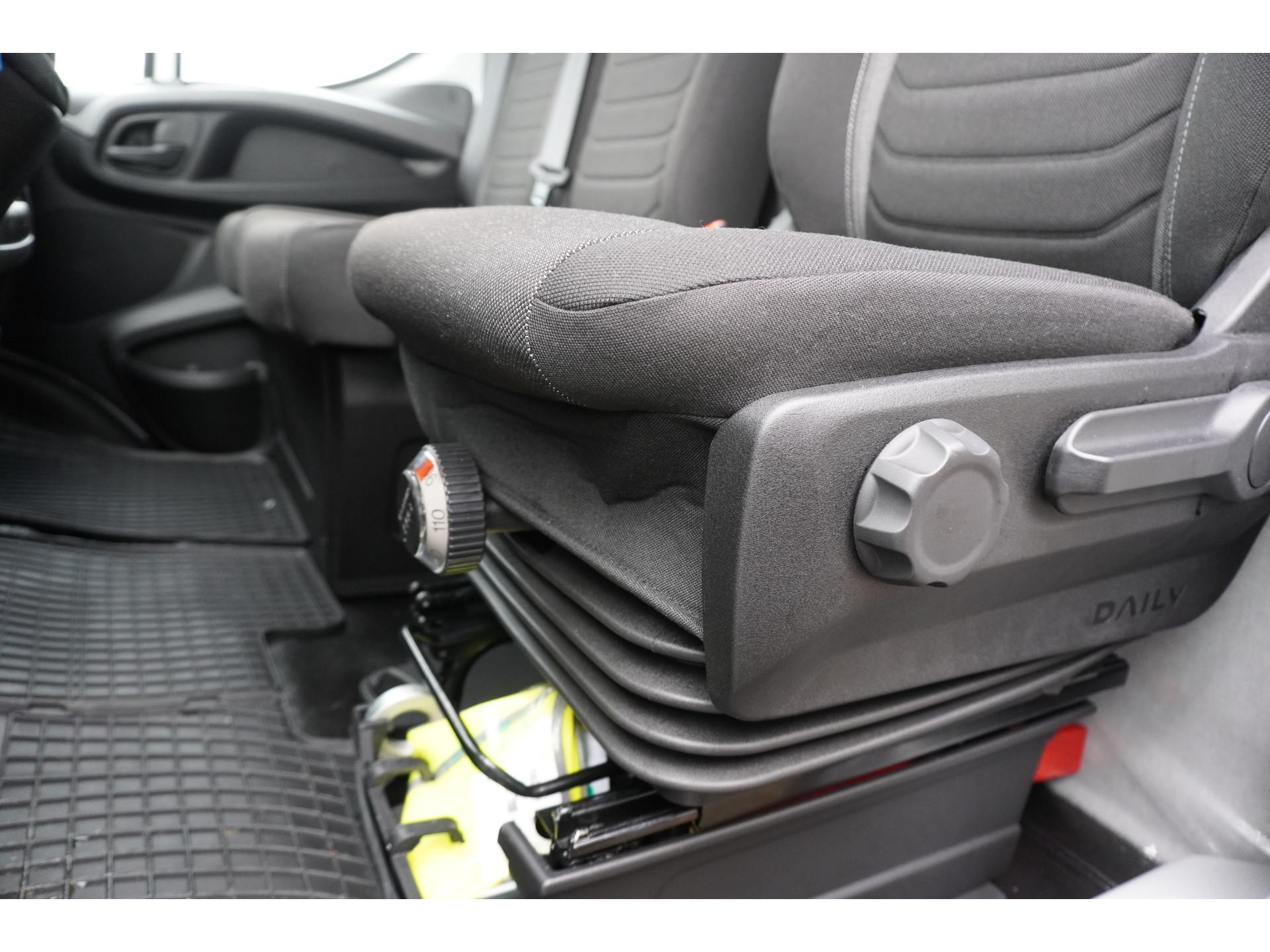 Foto 12 van Iveco Daily Chassis Cabine 35C18 3.0 176PK 410 Automaat
