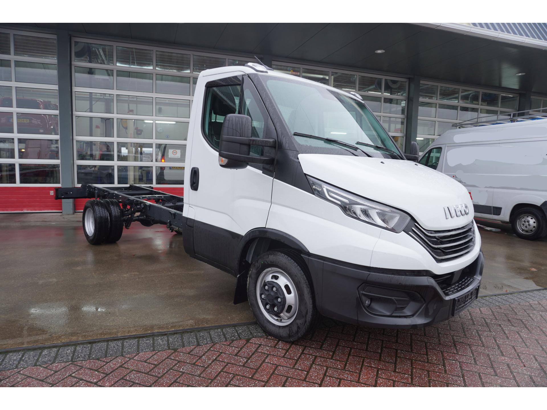 Foto 2 van Iveco Daily Chassis Cabine 35C18 3.0 176PK 410 Automaat