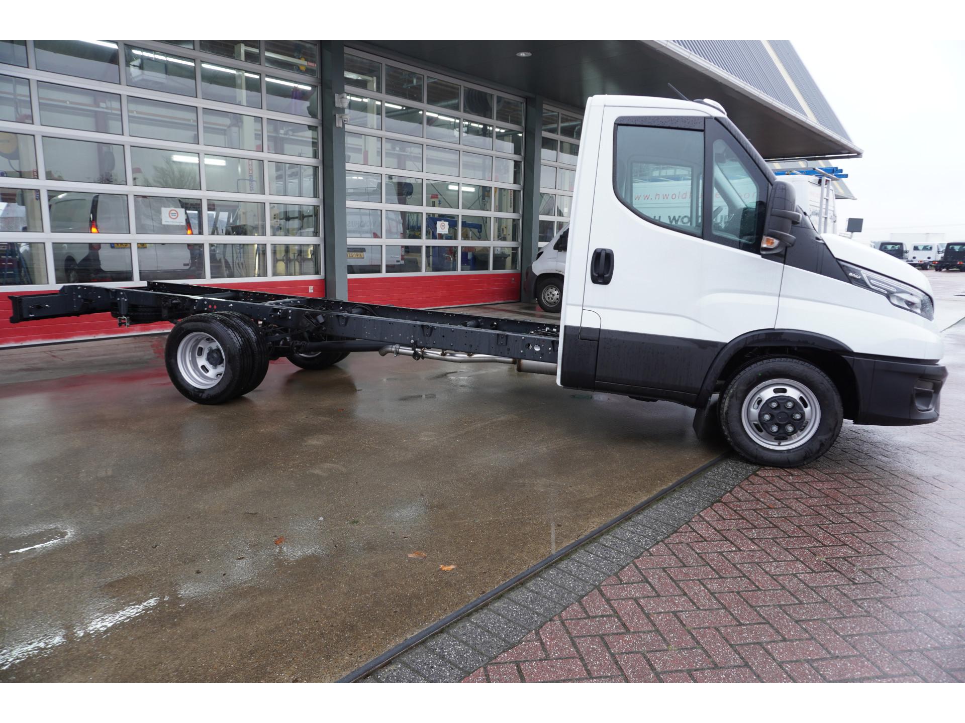 Foto 3 van Iveco Daily Chassis Cabine 35C18 3.0 176PK 410 Automaat