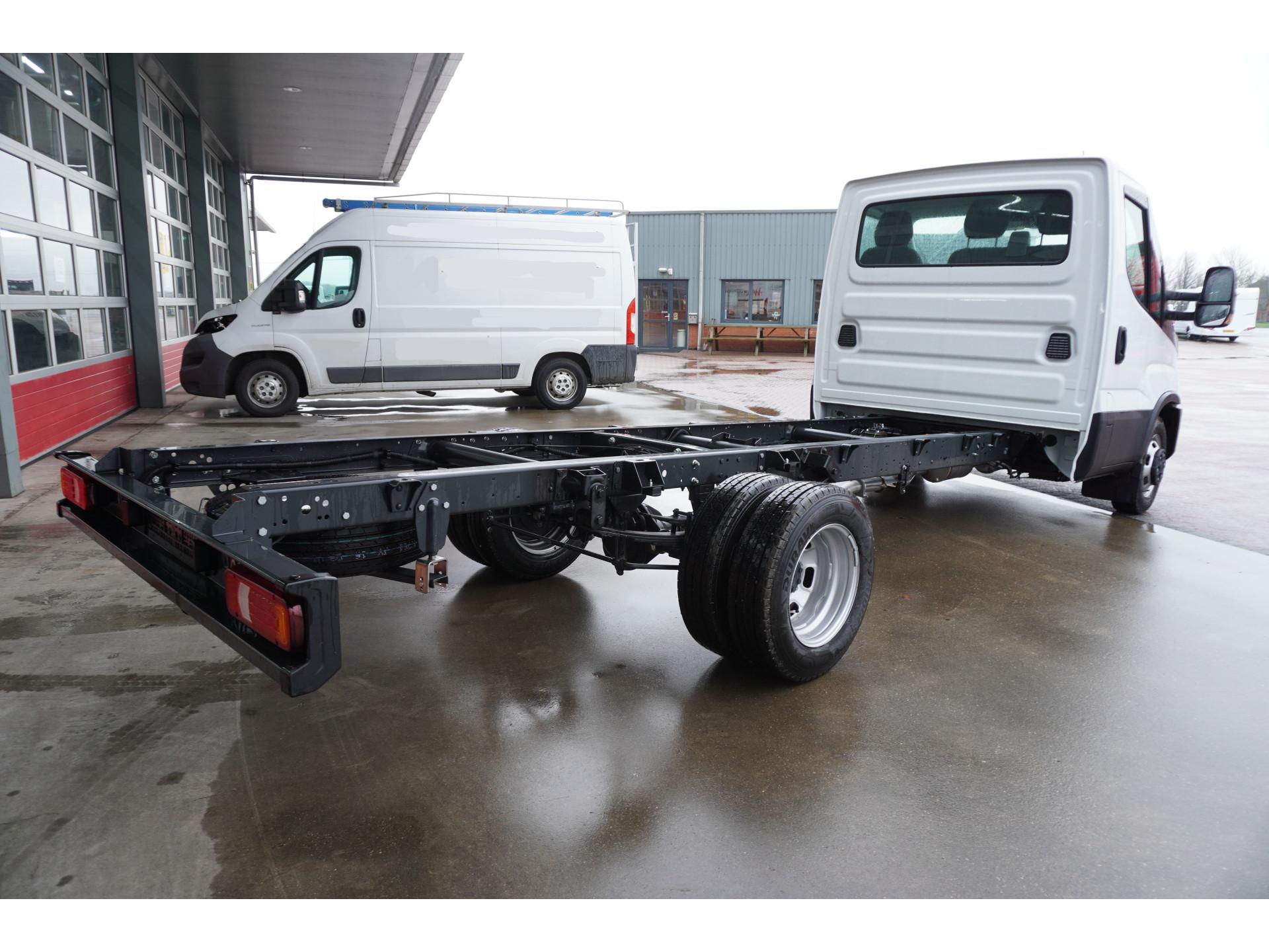 Foto 4 van Iveco Daily Chassis Cabine 35C18 3.0 176PK 410 Automaat