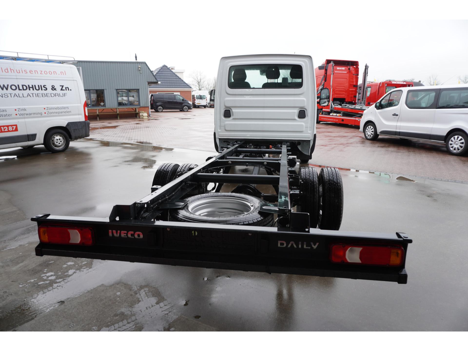 Foto 5 van Iveco Daily Chassis Cabine 35C18 3.0 176PK 410 Automaat