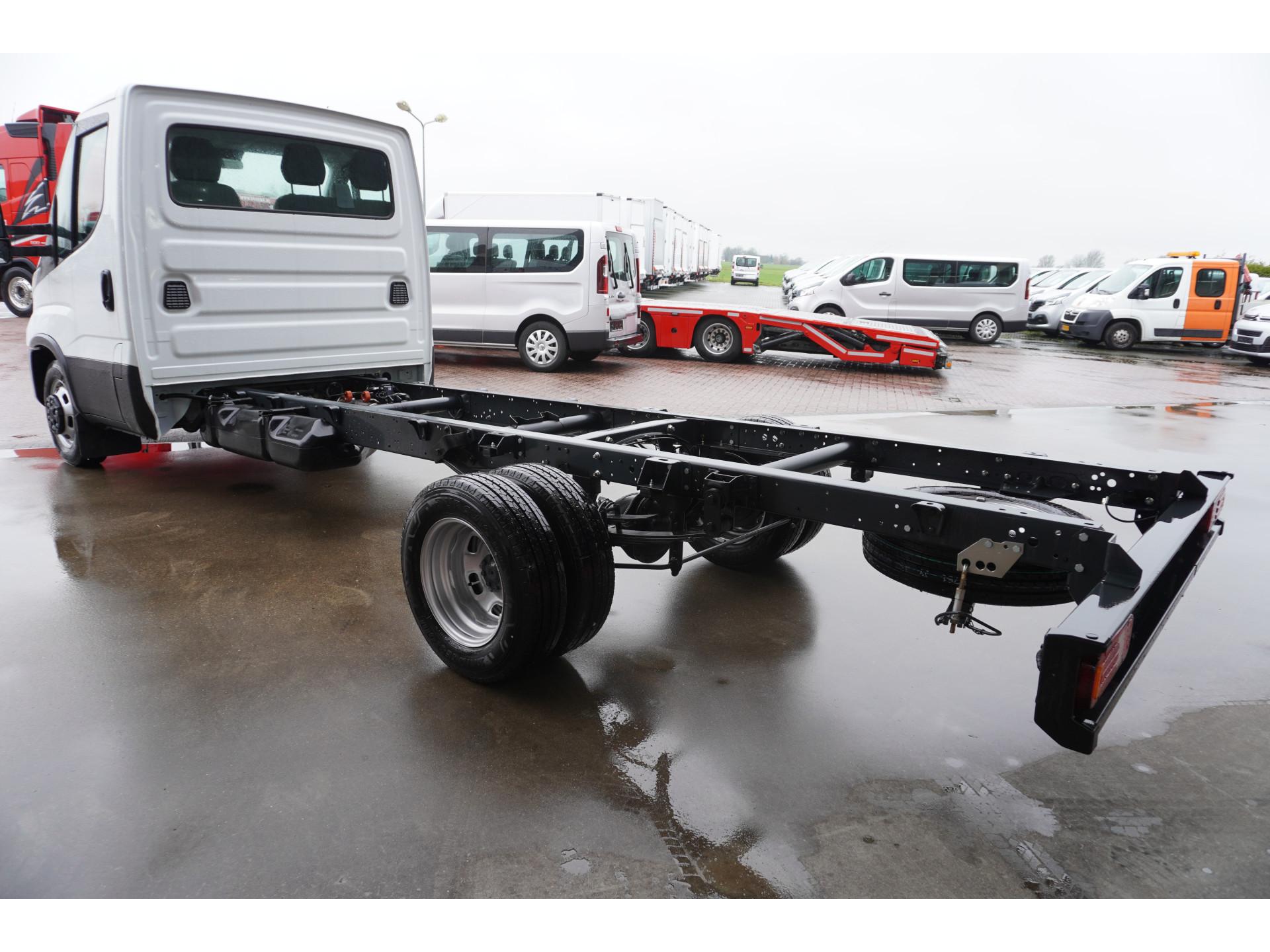 Foto 6 van Iveco Daily Chassis Cabine 35C18 3.0 176PK 410 Automaat