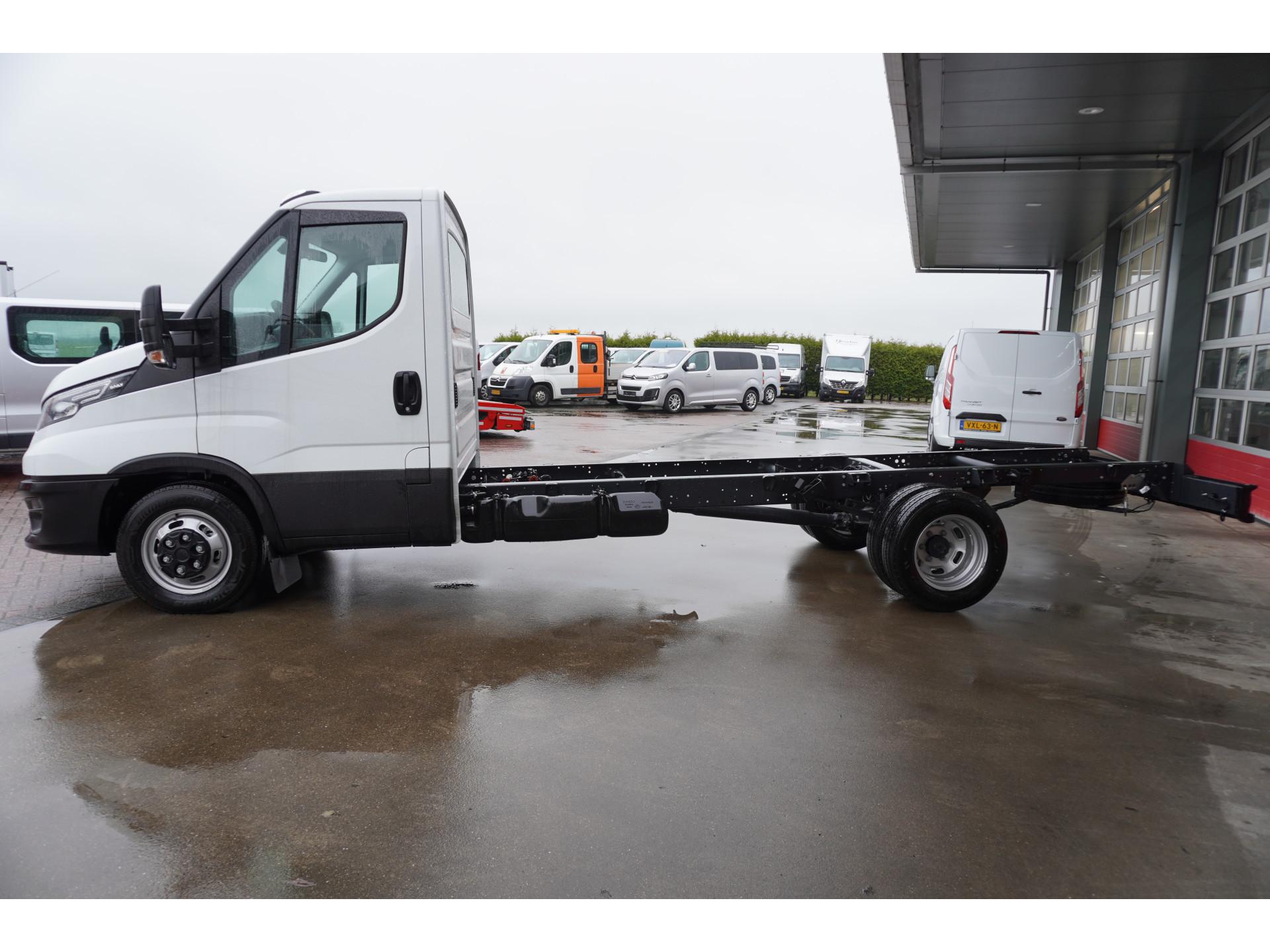 Foto 7 van Iveco Daily Chassis Cabine 35C18 3.0 176PK 410 Automaat