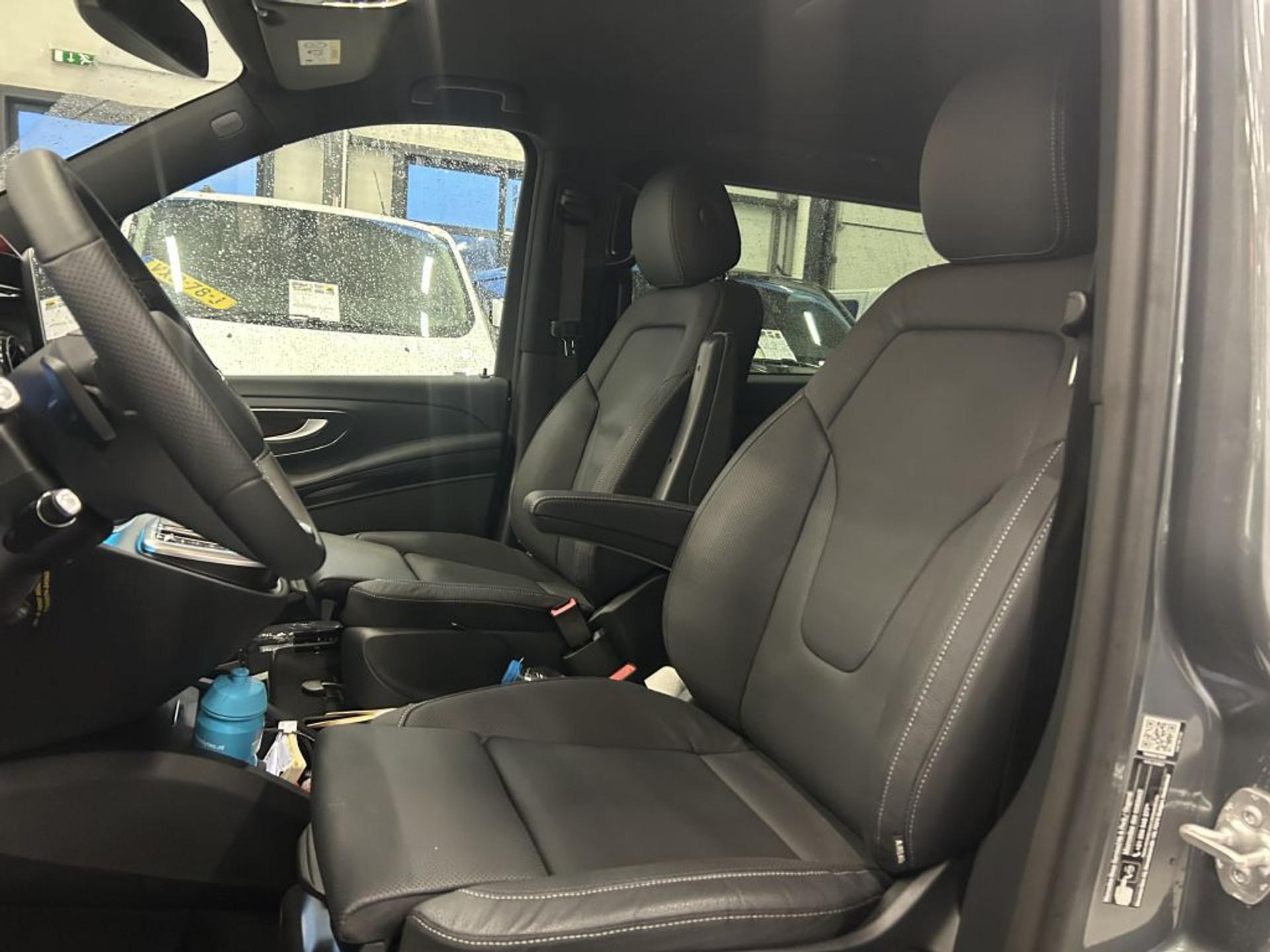 Foto 15 van Mercedes-Benz V-Klasse V300 Dubbel Cabine AMG Pakket FULL OPTION ZIE FOTOS NIEUW