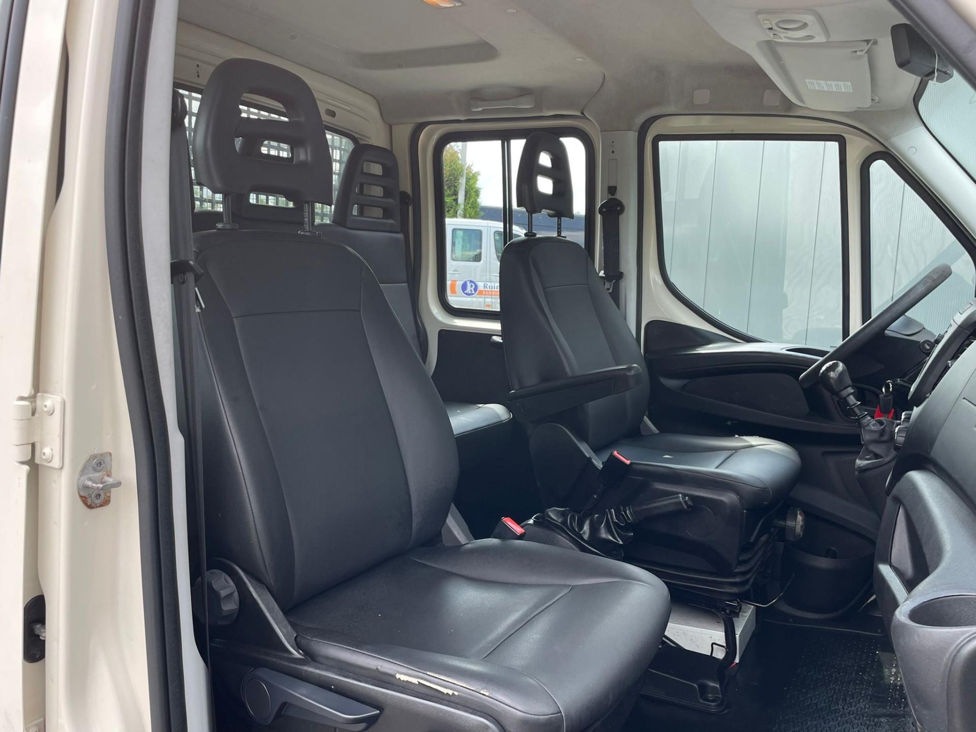 Foto 5 van Iveco 35S12D 2.3 EURO 6 / PICK UP / DUBBELE CABINE / 3.5 TONS TREKHAAK / AIRCO / 6 PERS / 3.5TON TREKKEN / DUBBEL CABINE