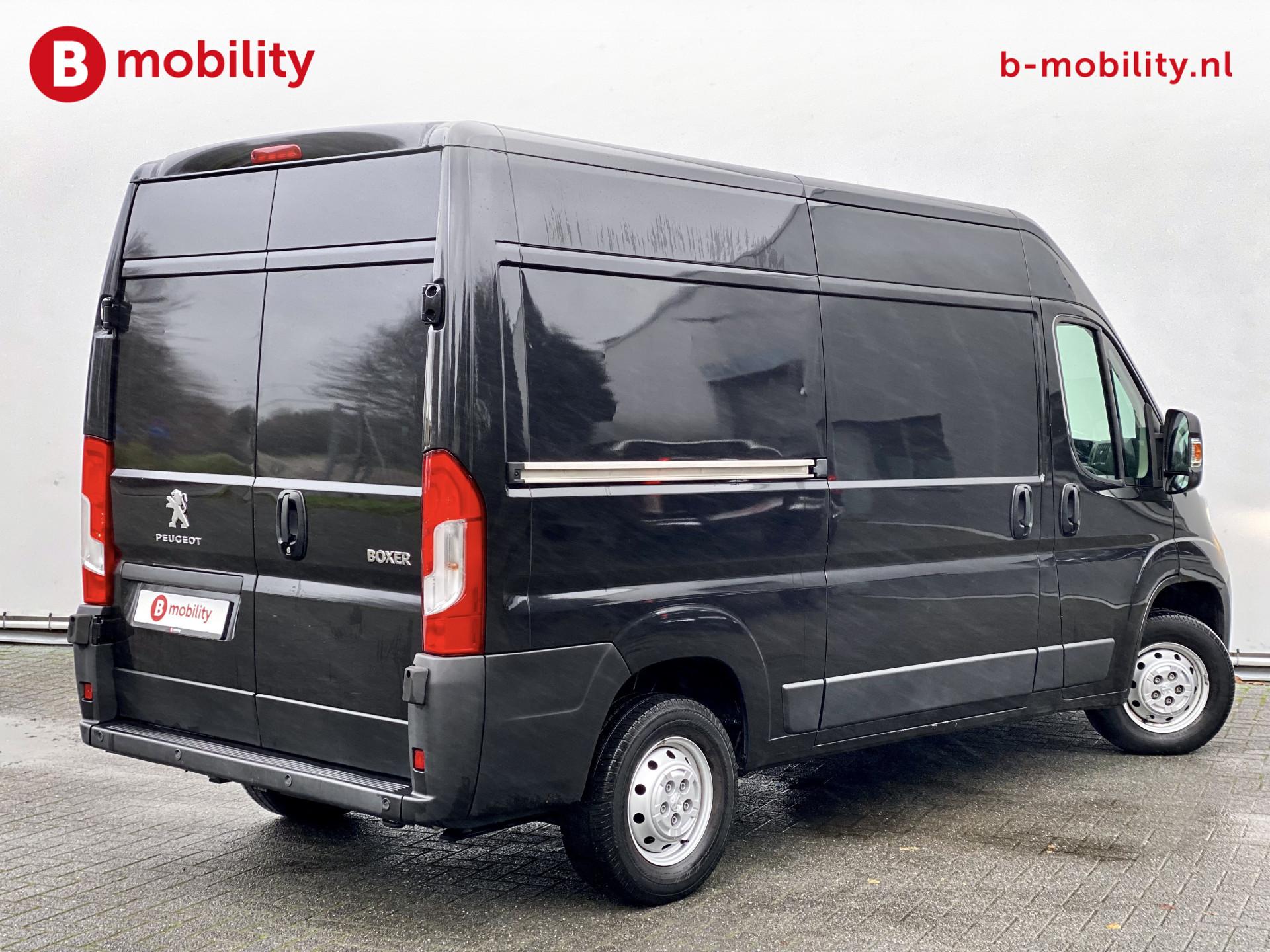 Foto 3 van Peugeot Boxer 330 2.2 BlueHDi 120PK L2H2 Premium 3-Zitpl.