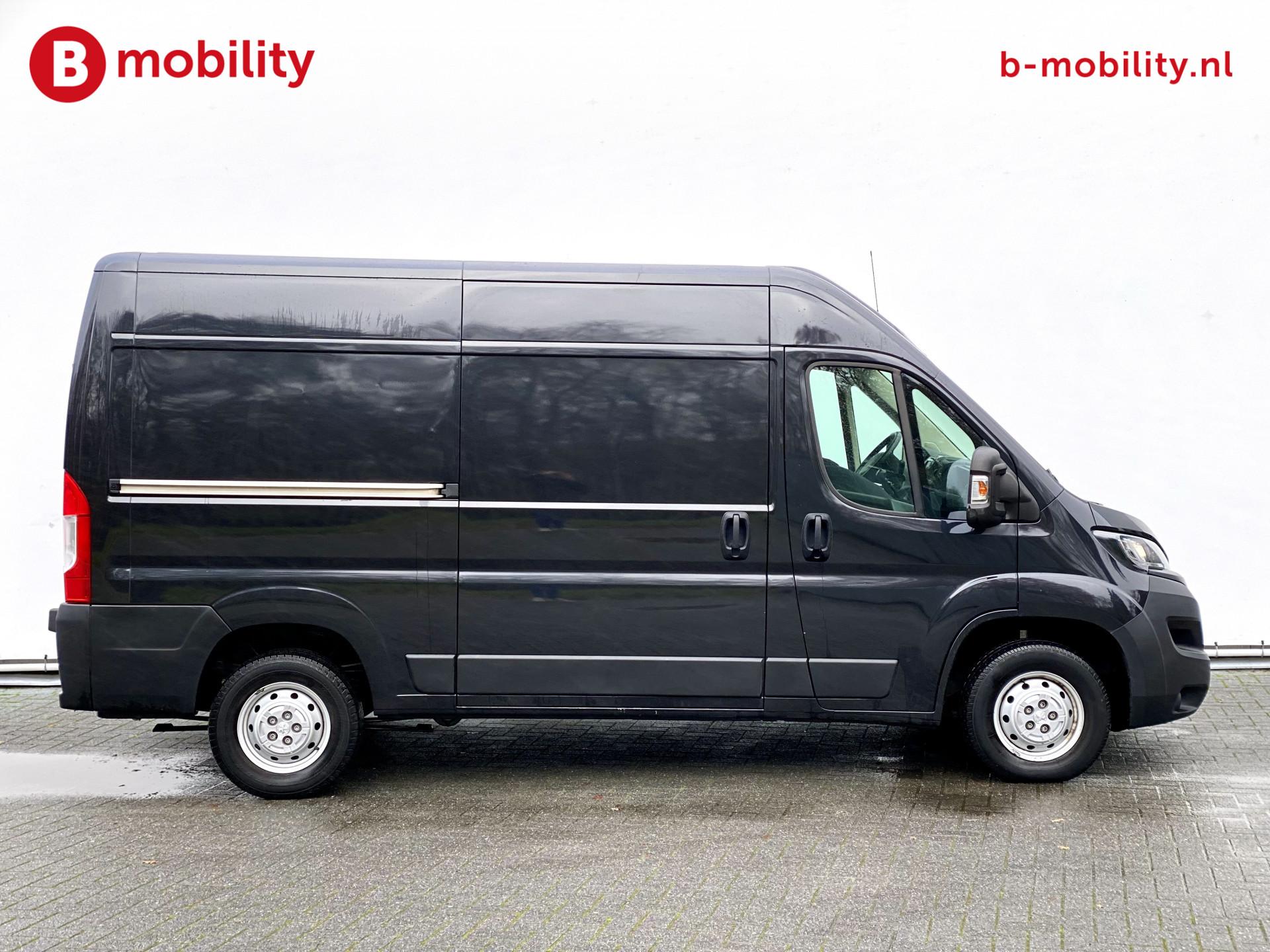 Foto 4 van Peugeot Boxer 330 2.2 BlueHDi 120PK L2H2 Premium 3-Zitpl.