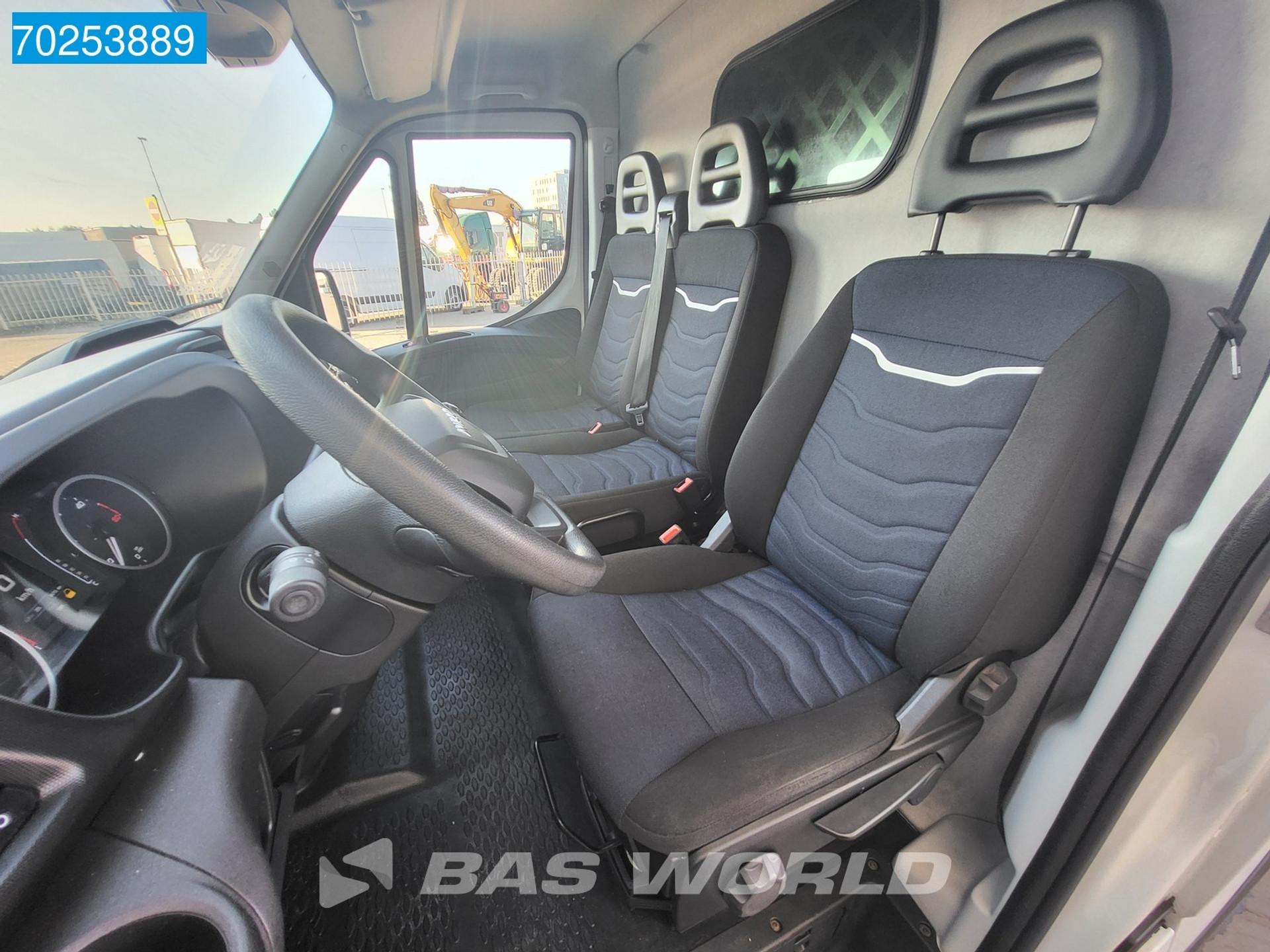 Foto 11 van Iveco 35S16 L2H2 Airco Parkeersensoren Euro6 3500kg trekgewicht m3 Airco