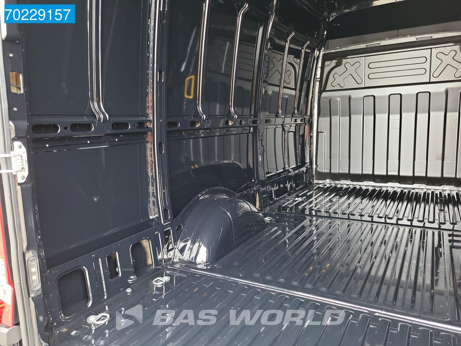 Foto 8 van Iveco 35S16 Automaat L2H2 Airco Cruise Velgen 3500kg trekgewicht 12m3 Airco Cruise control