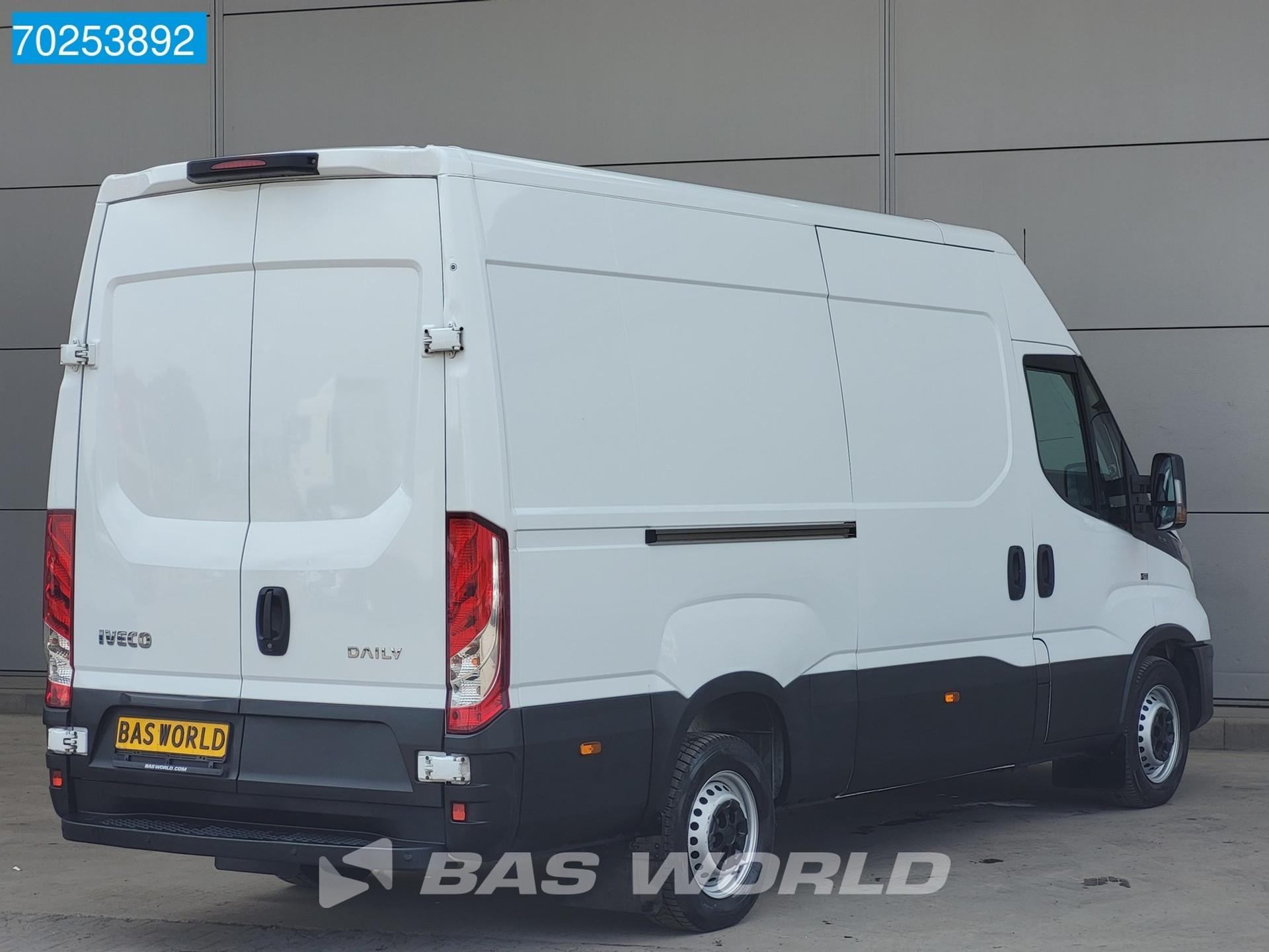 Foto 5 van Iveco 35S16 L2H2 Airco Parkeersensoren Euro6 3500kg trekgewicht 12m3 Airco