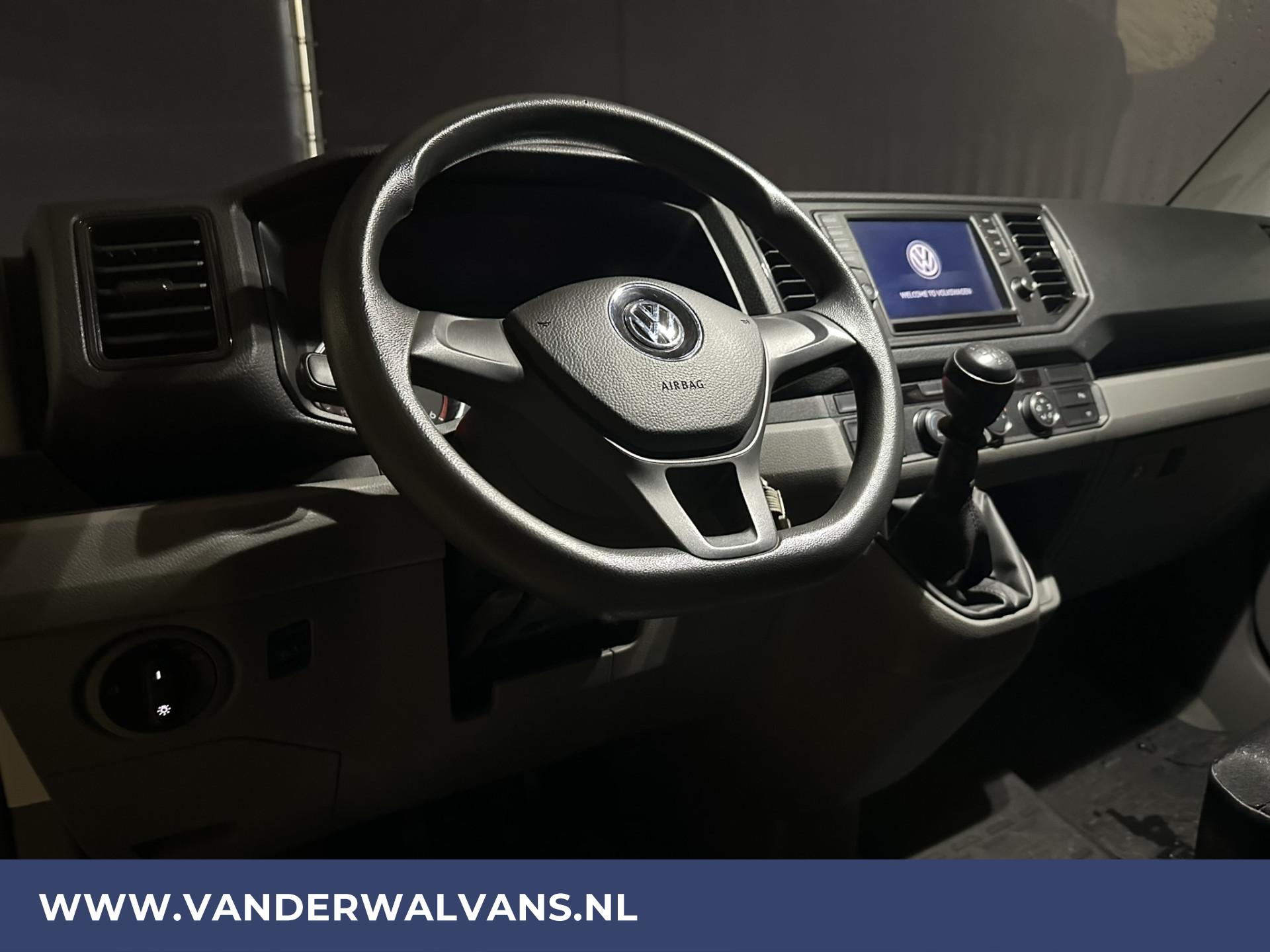 Foto 14 van Volkswagen Crafter 2.0 TDI 140pk L3H3 L2H2 Euro6 Airco | 3000kg Trekhaak | Navigatie