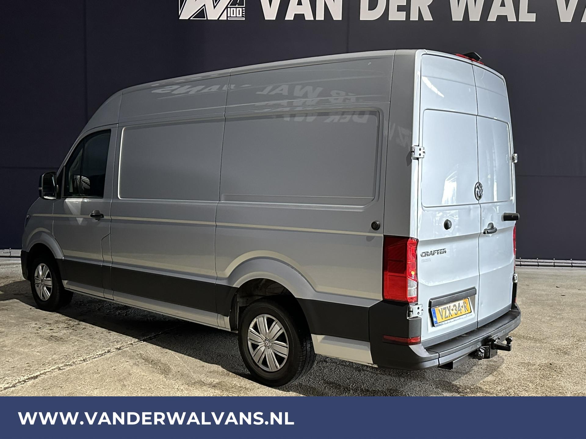 Foto 2 van Volkswagen Crafter 2.0 TDI 140pk L3H3 L2H2 Euro6 Airco | 3000kg Trekhaak | Navigatie | Parkeersensoren