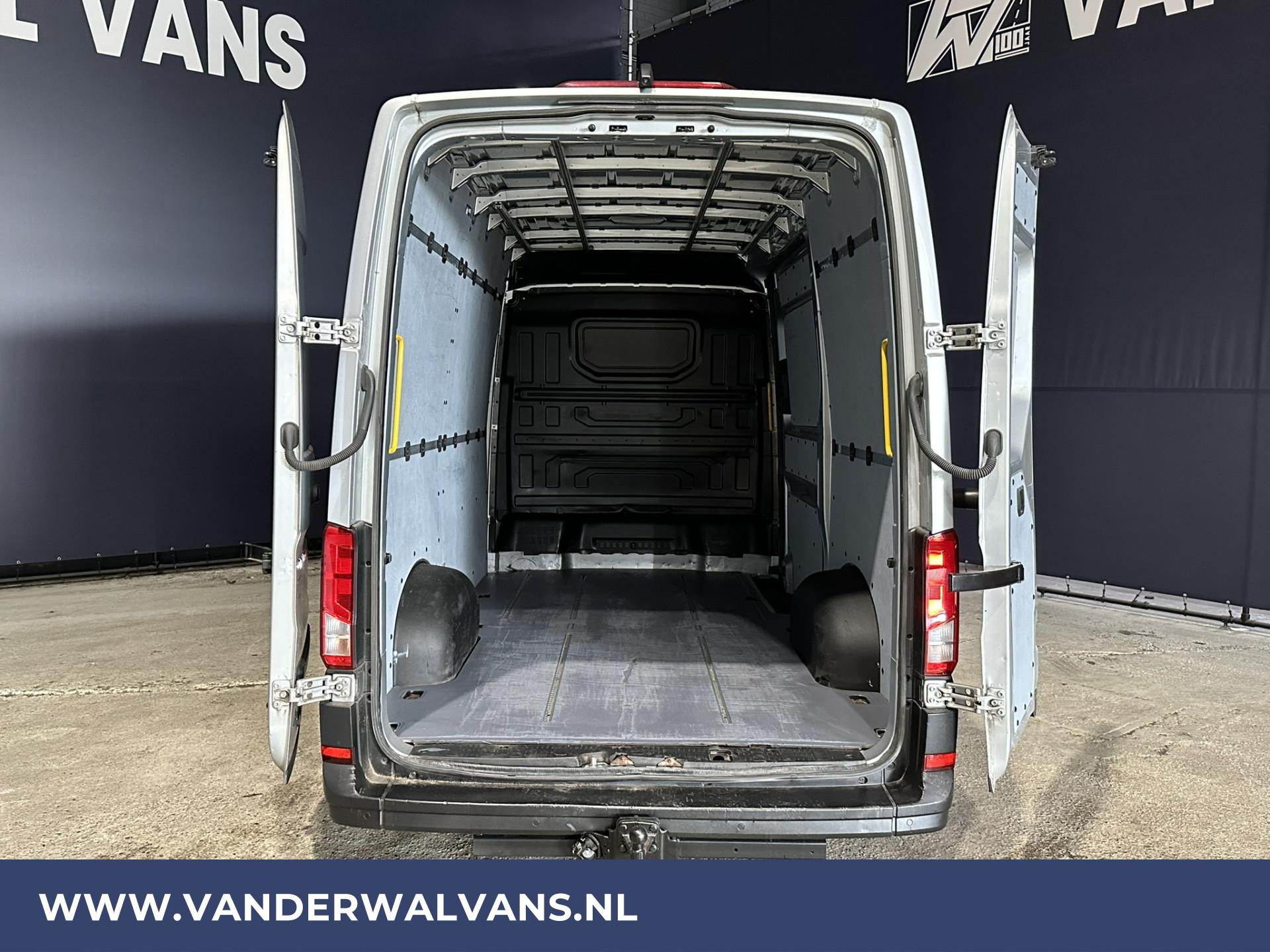 Foto 3 van Volkswagen Crafter 2.0 TDI 140pk L3H3 L2H2 Euro6 Airco | 3000kg Trekhaak | Navigatie | Parkeersensoren