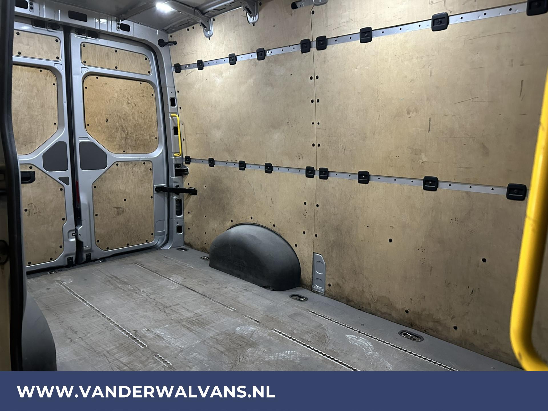 Foto 9 van Volkswagen Crafter 2.0 TDI 140pk L3H3 L2H2 Euro6 Airco | 3000kg Trekhaak | Navigatie