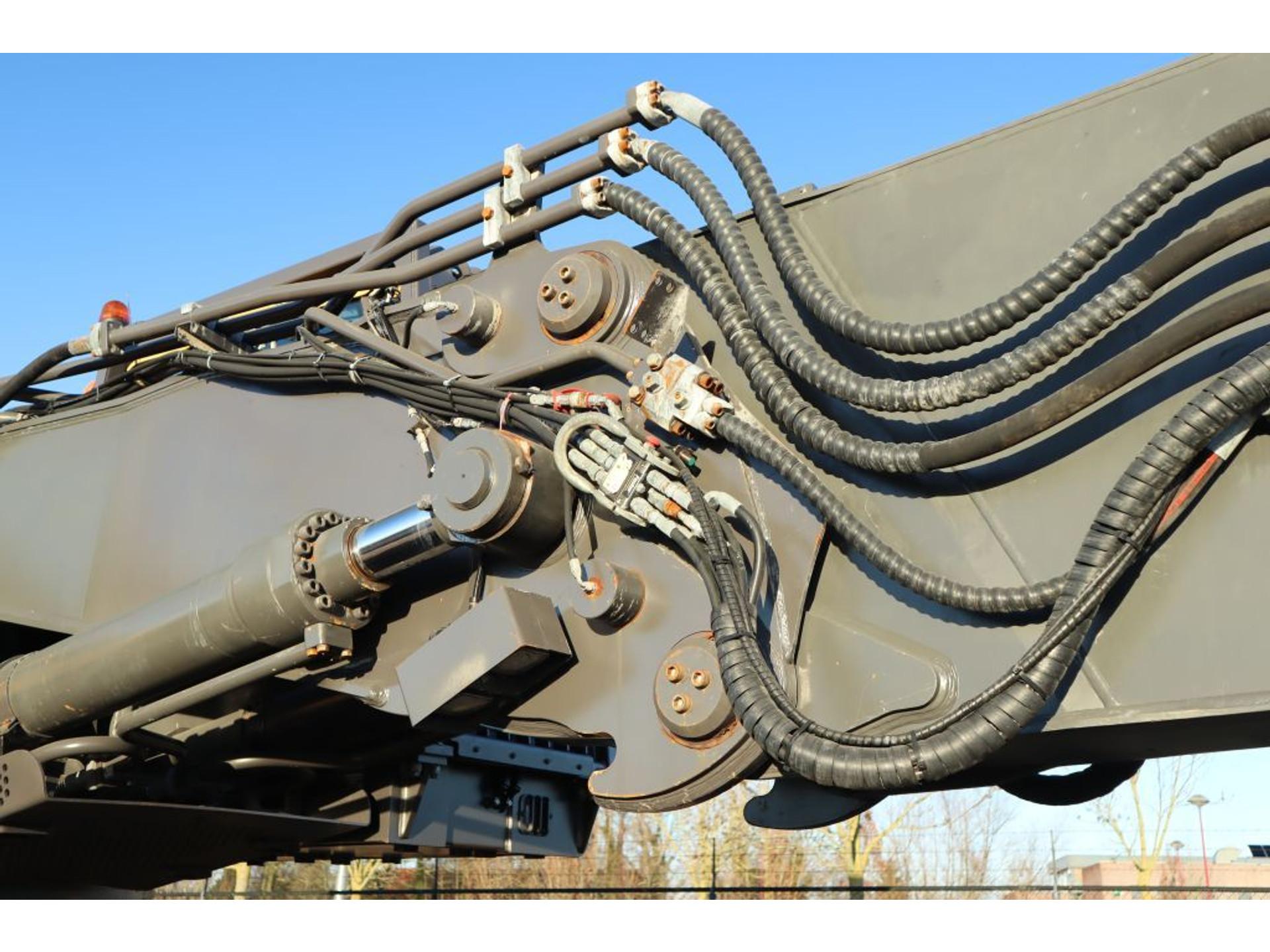 Foto 10 van Volvo EC 480 EHR | 28 METER | 2X BOOM | OILQUICK | DEMOLITION | ABBRUCH