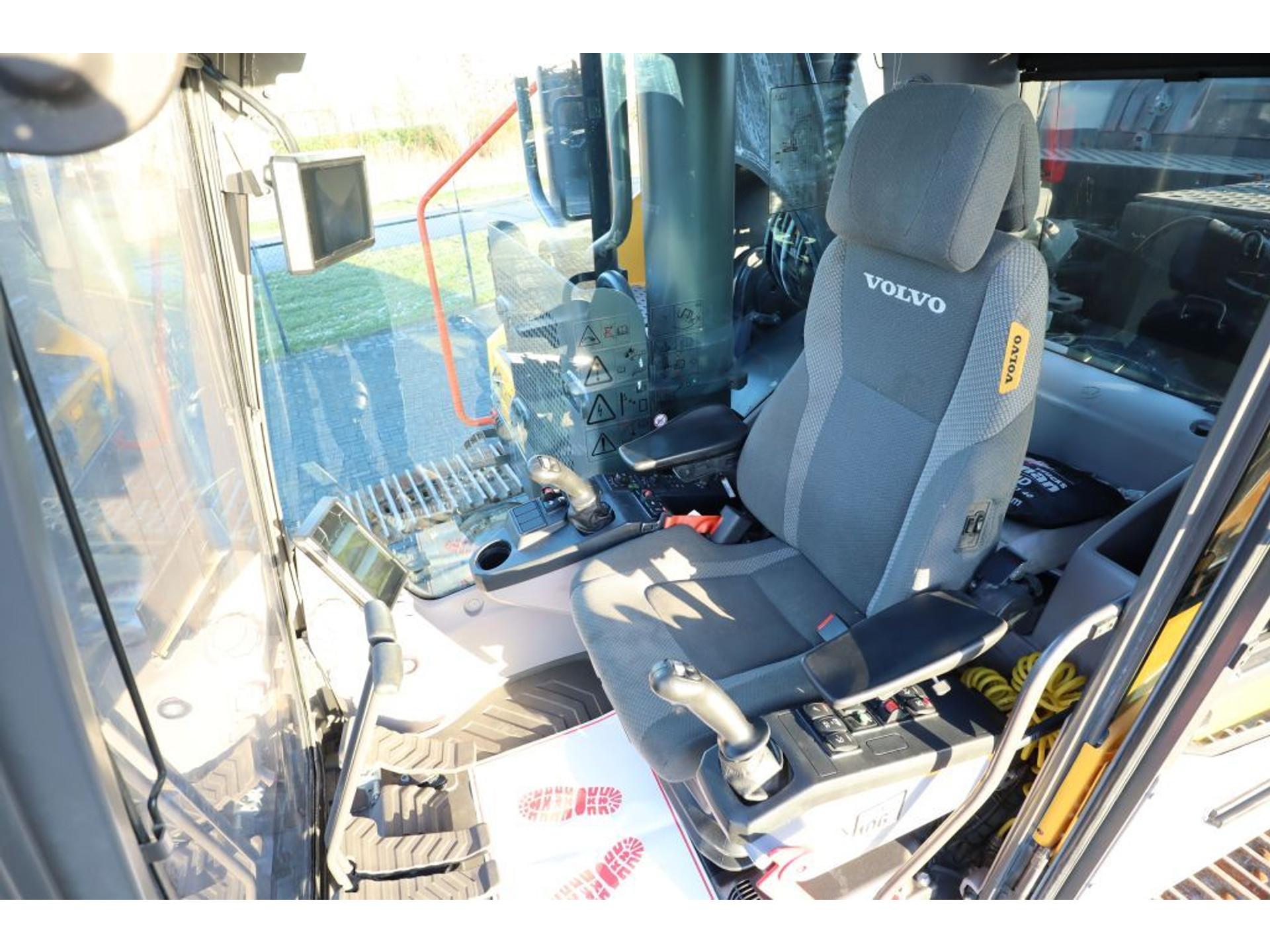Foto 17 van Volvo EC 480 EHR | 28 METER | 2X BOOM | OILQUICK | DEMOLITION | ABBRUCH