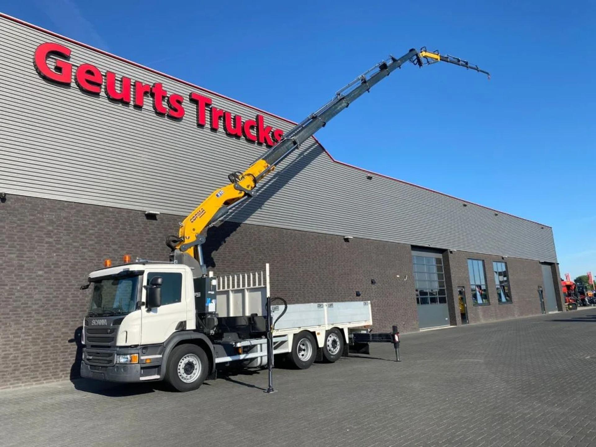 Foto 2 van Scania P250 6X2 + COPMA 510.7 + JIB J4 KRAAN/KRAN/CRANE/MONTAGEKRAN/DACHDECKERKRAN/DAKWERKEN/ROOF CRANE