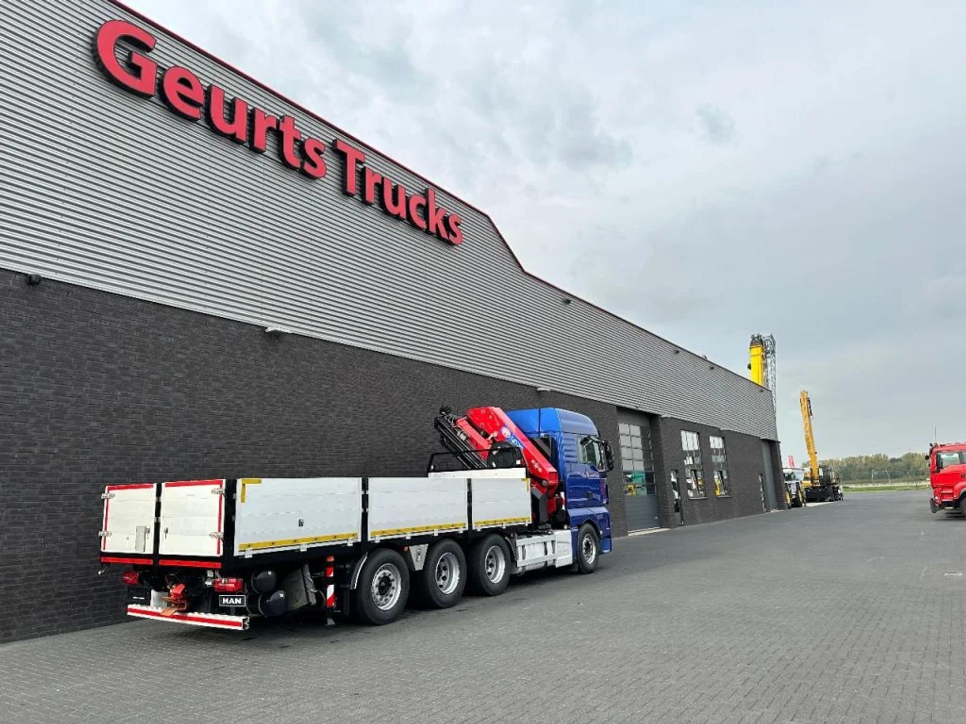 Foto 12 van MAN TGX 33.560 8X4 TRIDEM + HMF 4020-K8 KRAAN/KRAN/CRANE/GRUA